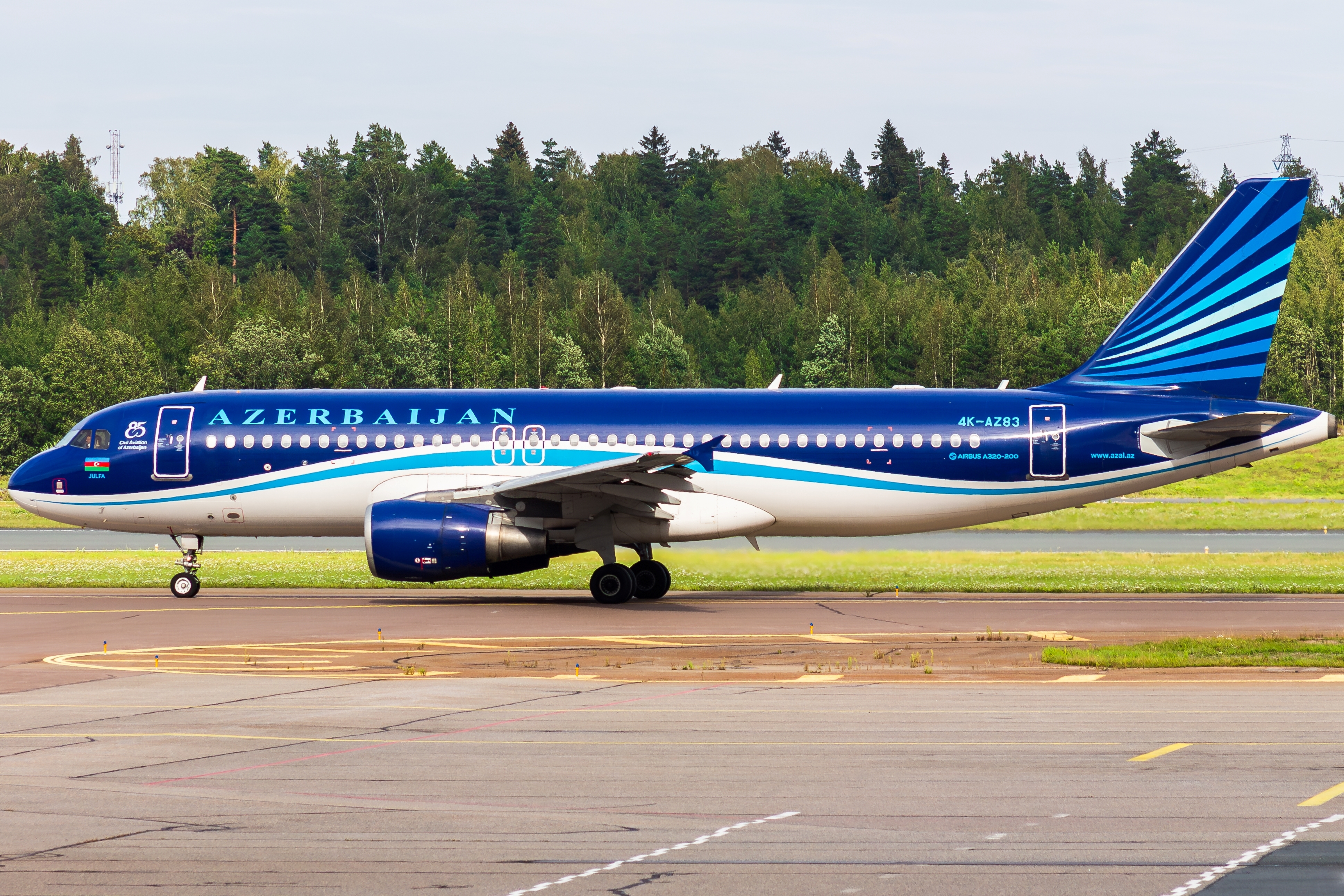 Full size: Azerbijan Airlines Airbus A320 4K-AZ83 at Helsinki Vantaa Airport