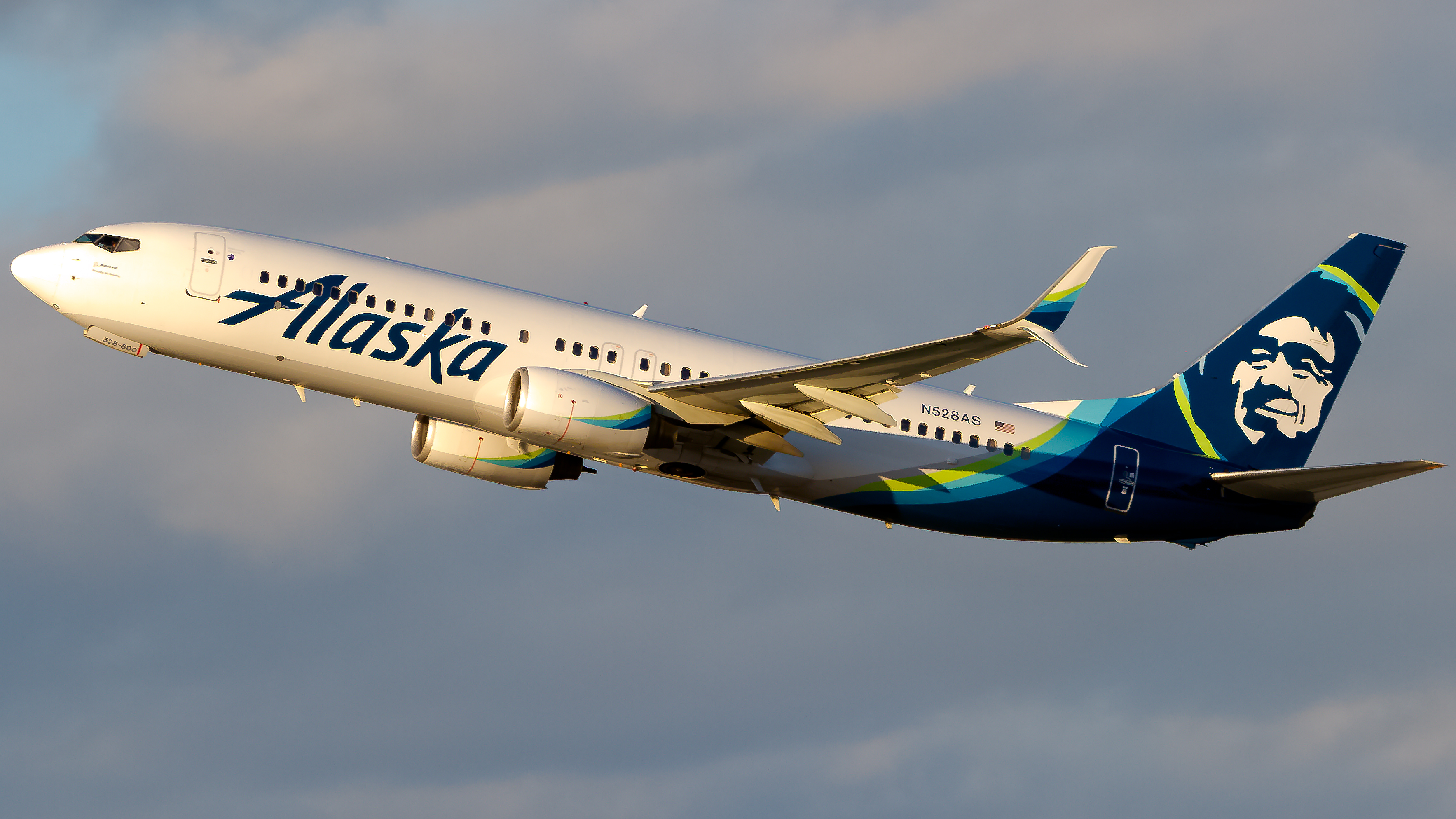 Full size: Alaska Airlines Boeing 737-800 N528AS at Los Angeles International Airport