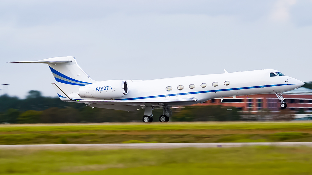 Full size: PRIVATE Gulfstream V N123FT  at Savannah/Hilton Head International Airport