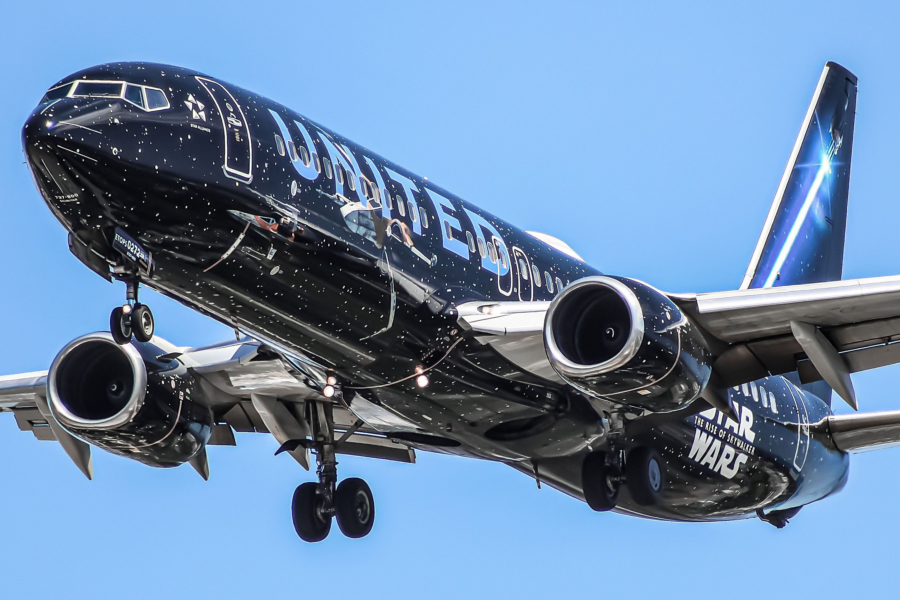 Full size: United Airlines Boeing 737-800 N36272 at General Mitchell International Airport