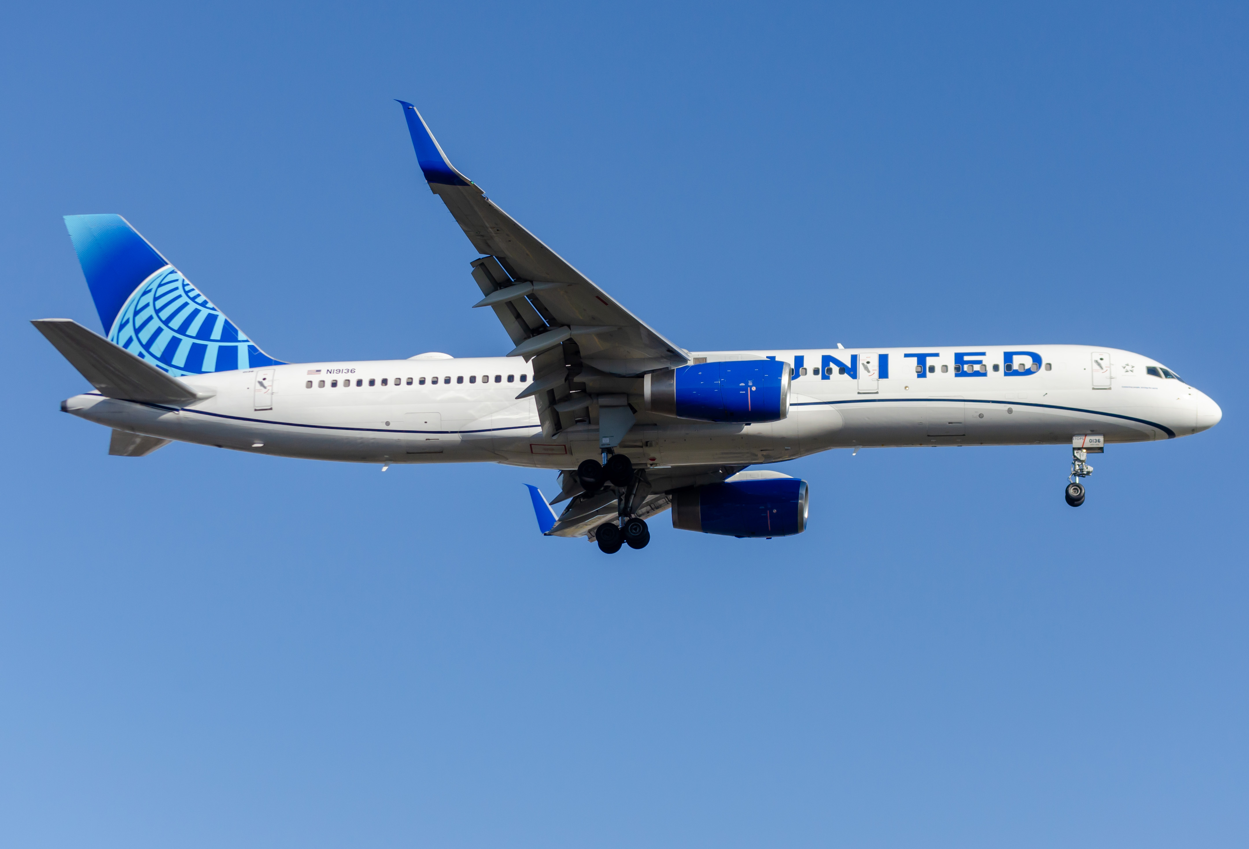 Full size: United Airlines Boeing 757-200 N19136 at Newark Liberty International Airport