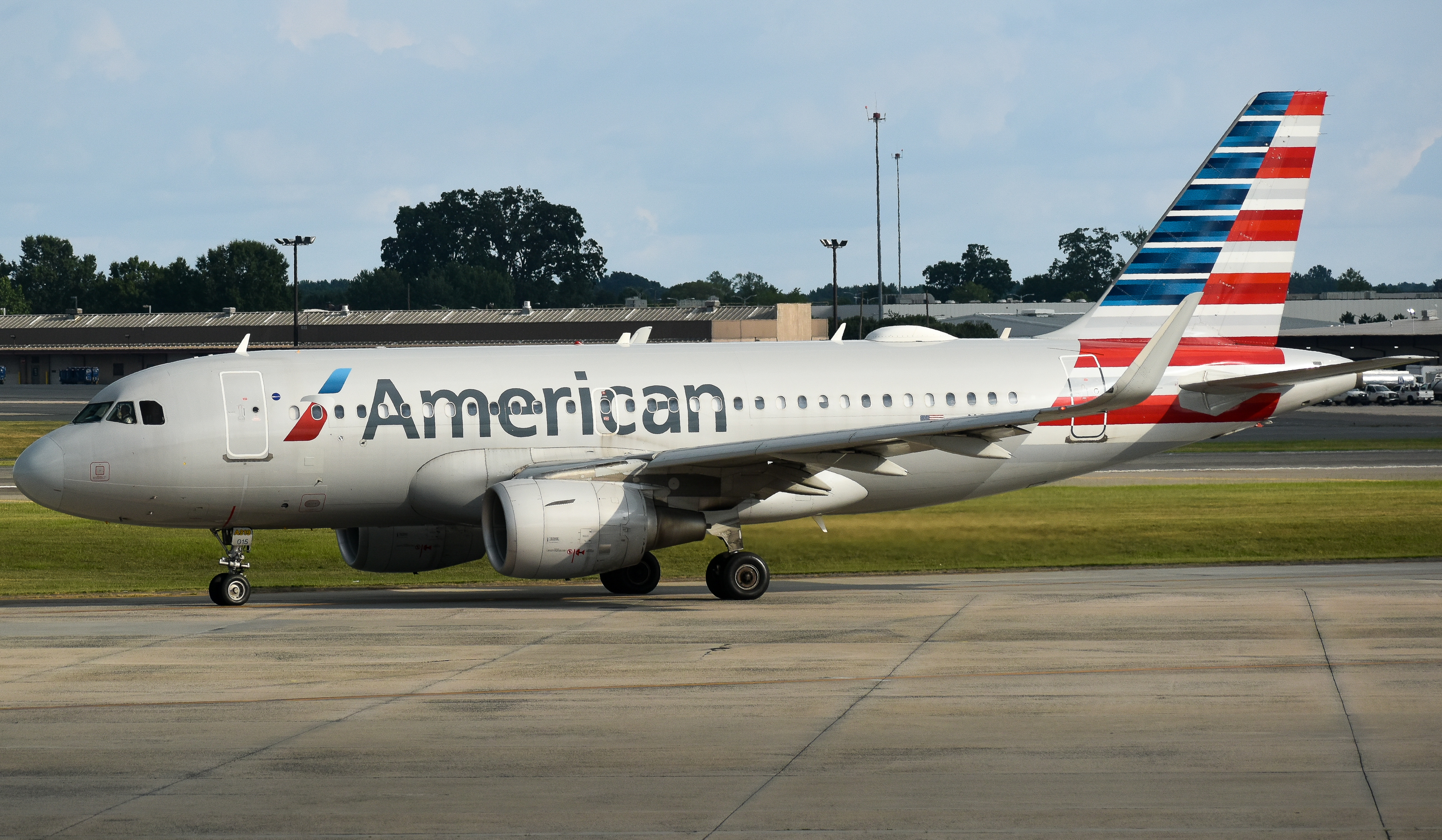 Full size: American Airlines Airbus A319 N9015D at Charlotte/Douglas International Airport