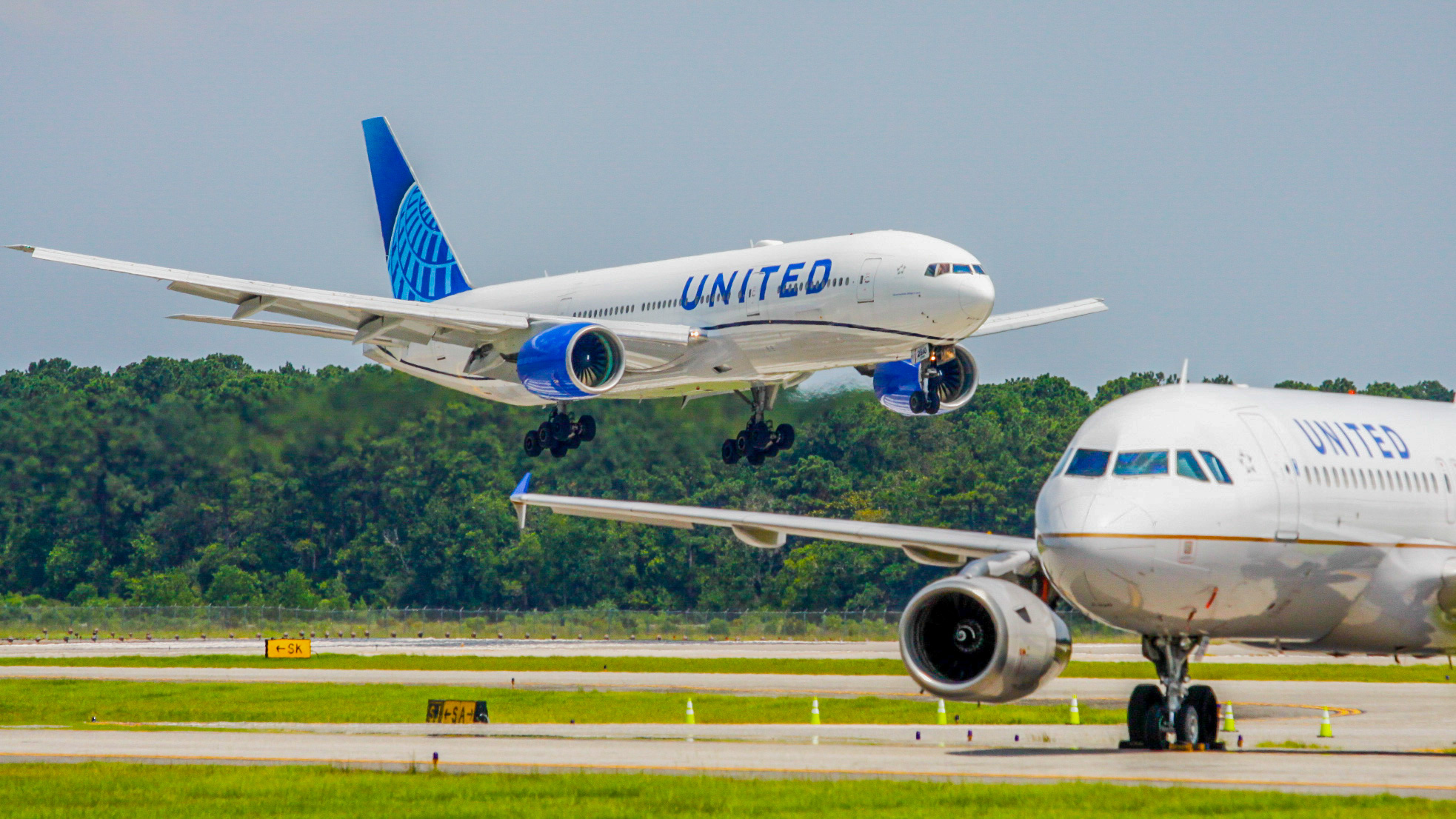 Full size: United Airlines Boeing 777-200 N210UA at Houston-George Bush Intercontinental Airport