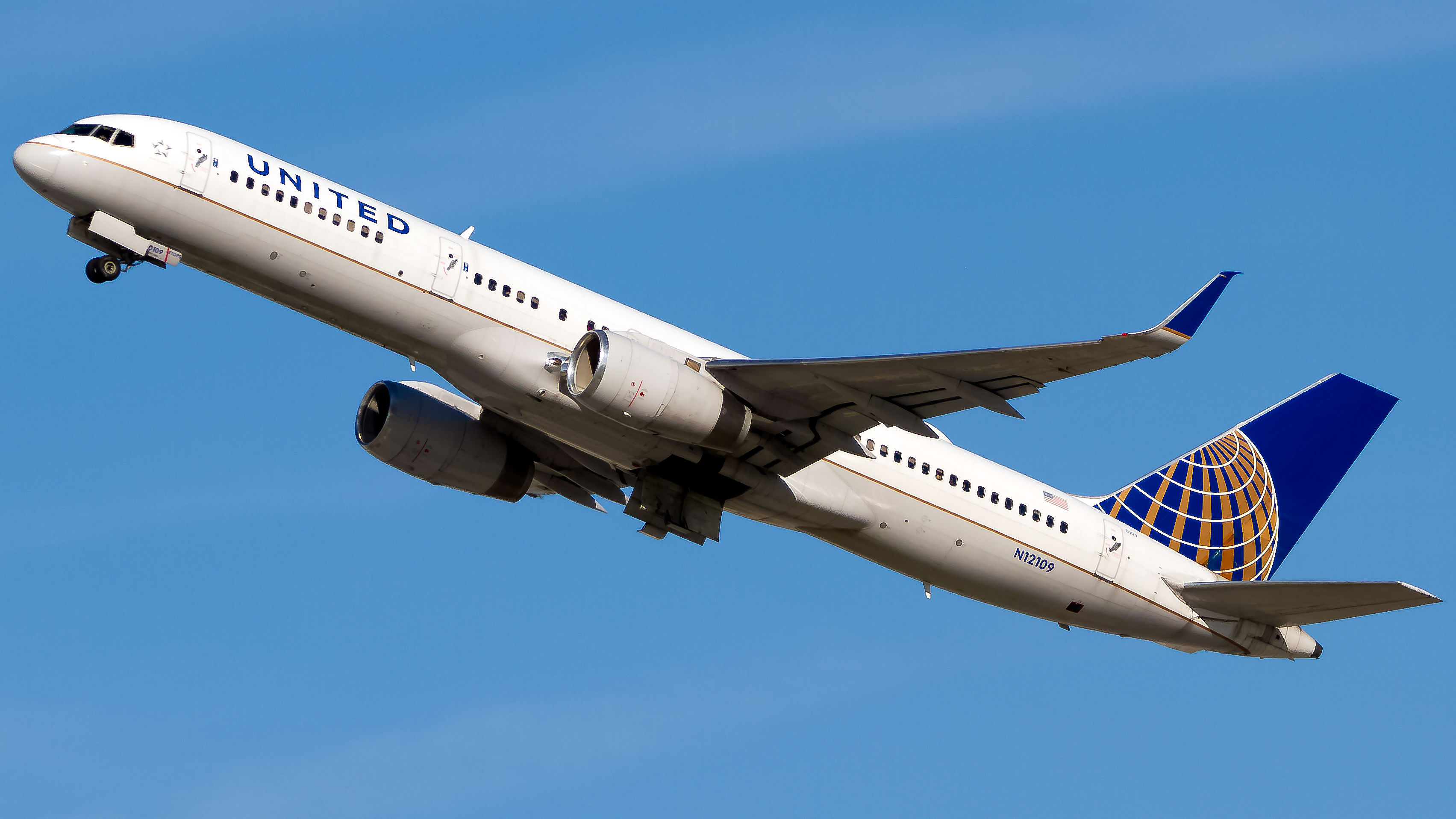 Full size: United Airlines Boeing 757-200 N12109 at Los Angeles International Airport