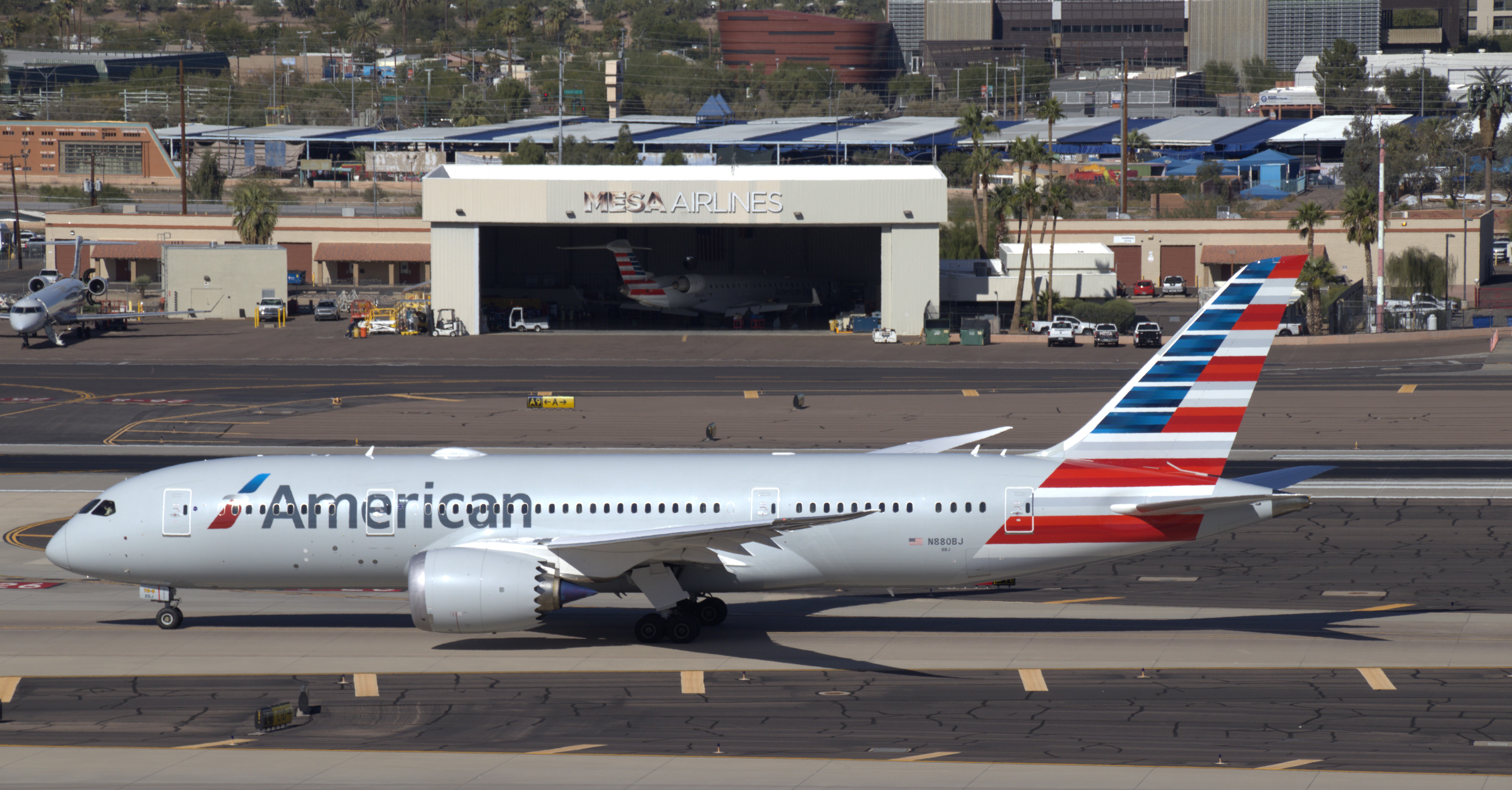 Full size: American Airlines Boeing 787-8 N880BJ at Phoenix Sky Harbor International Airport