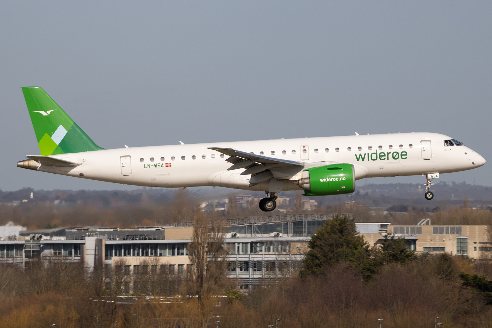 Full size: Widerøe Embraer E190-E2 LN-WEA at London Heathrow International Airport