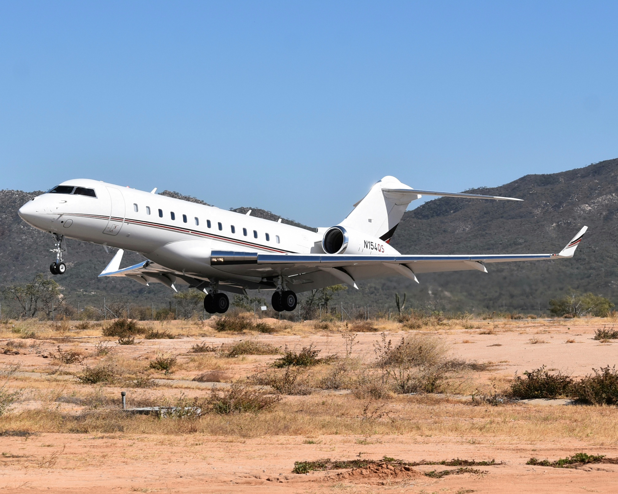 Full size: Net Jets  Bombardier Global 6000 N154QS at Aeropuerto de Cabo San Lucas Internacional