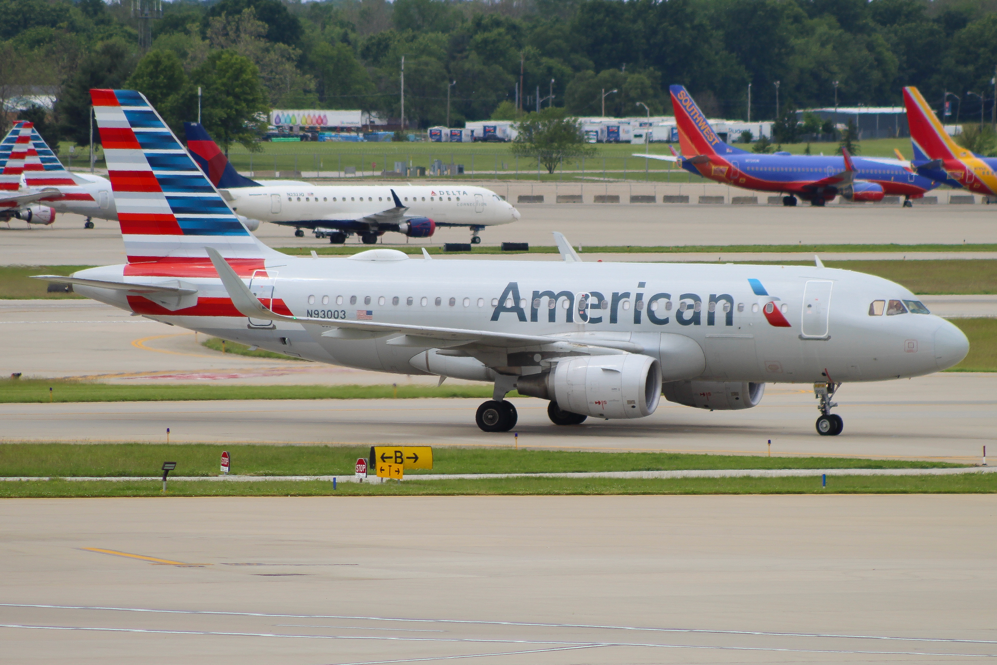 Full size: American Airlines Airbus A319 N93003 at Indianapolis International Airport