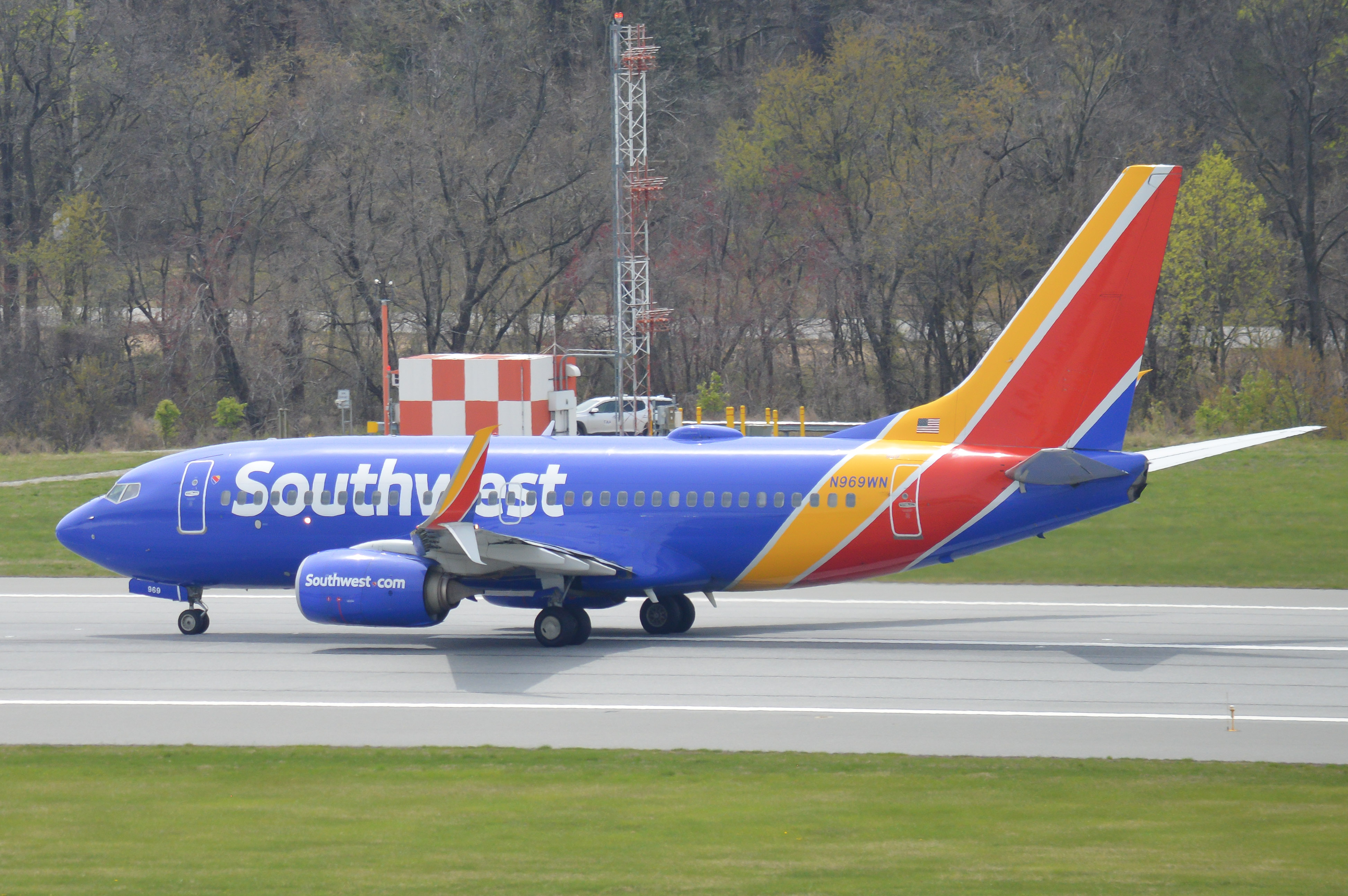 Full size: Southwest Airlines Boeing 737-700 N969WN at Baltimore/Washington International Thurgood Marshall Airport