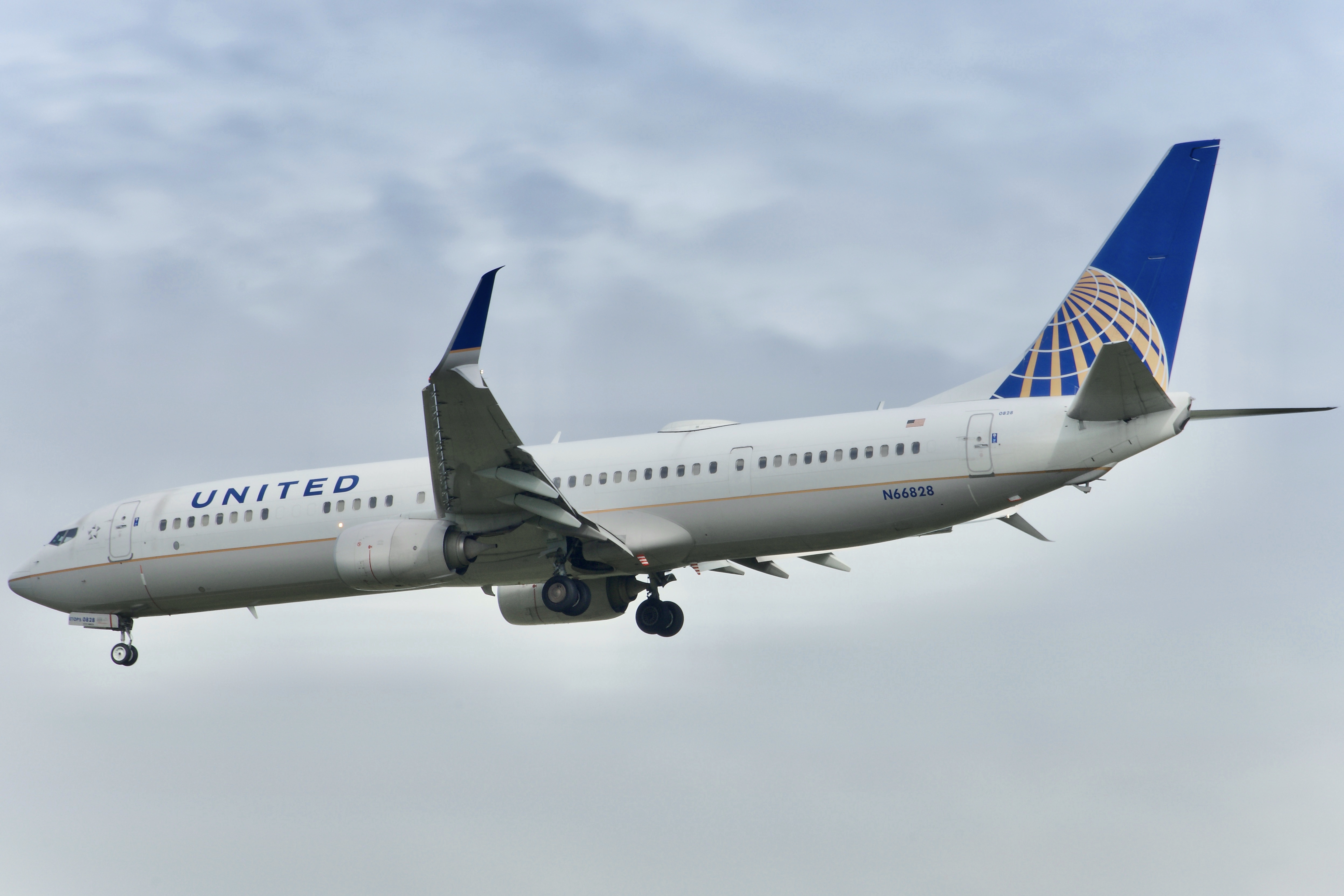 Full size: United Airlines Boeing 737-900ER N66828 at Orlando International Airport
