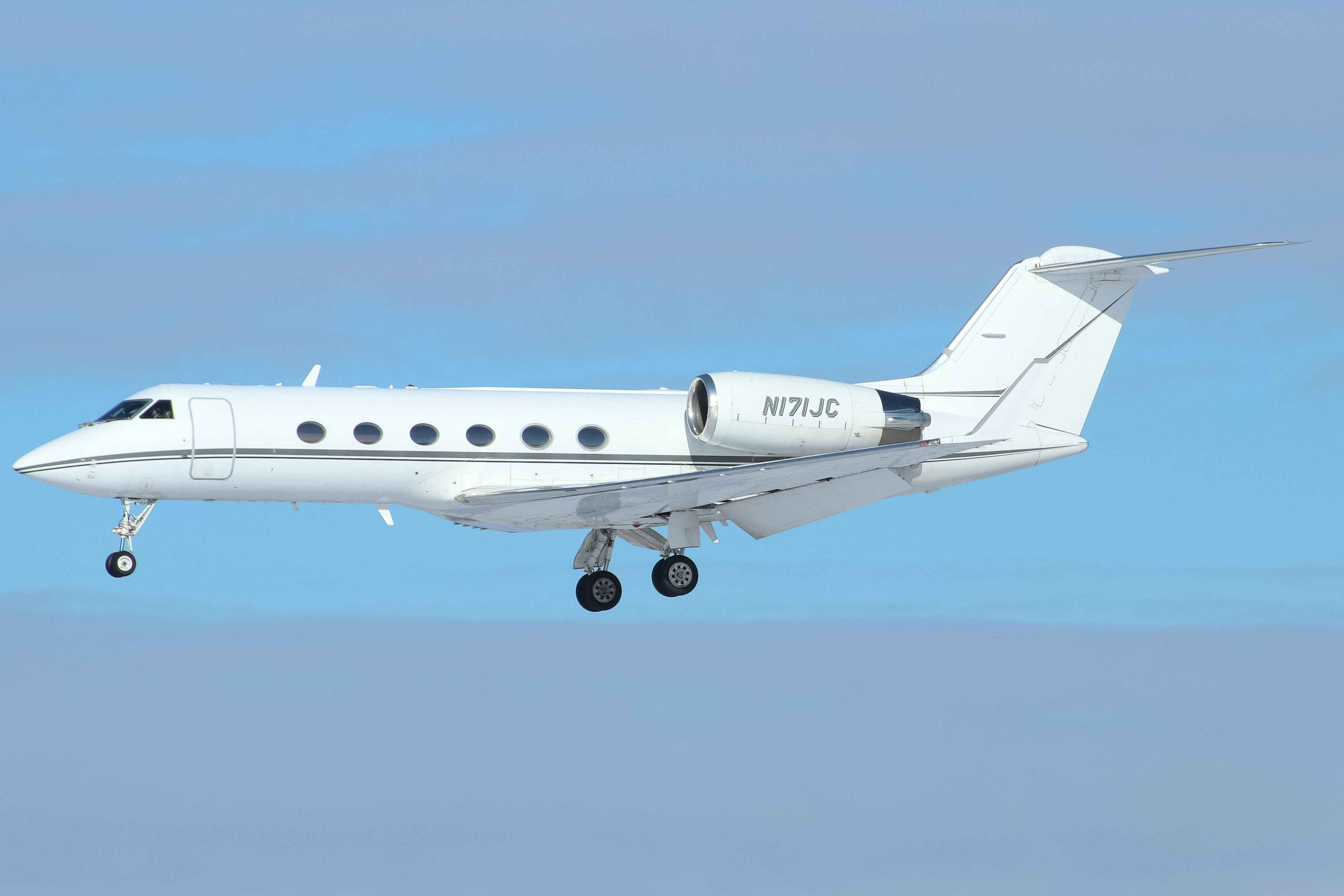 Full size: PRIVATE Gulfstream IV N171JC at Philadelphia International Airport