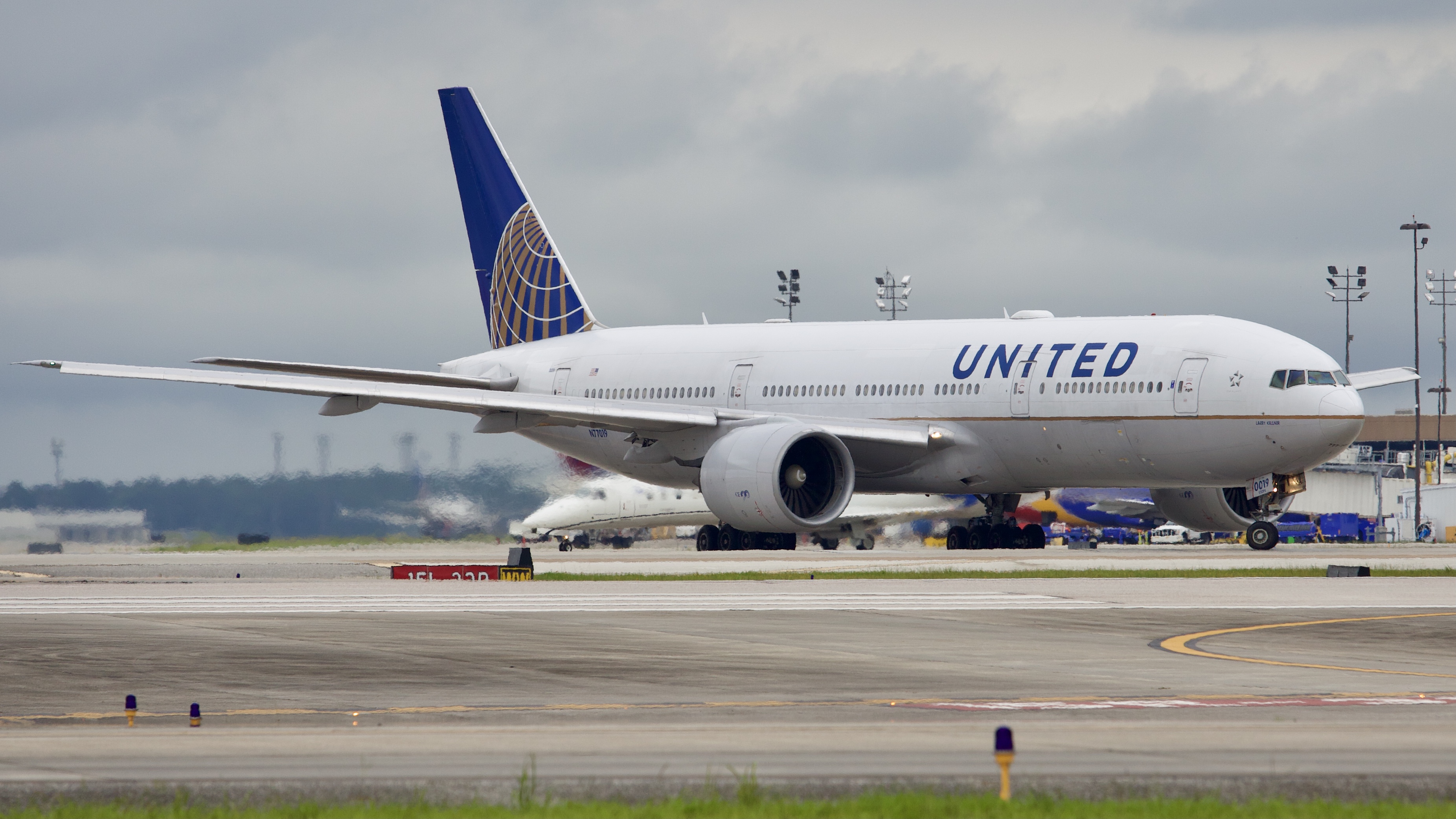 Full size: United Airlines Boeing 777-200ER N77019 at Houston-George Bush Intercontinental Airport