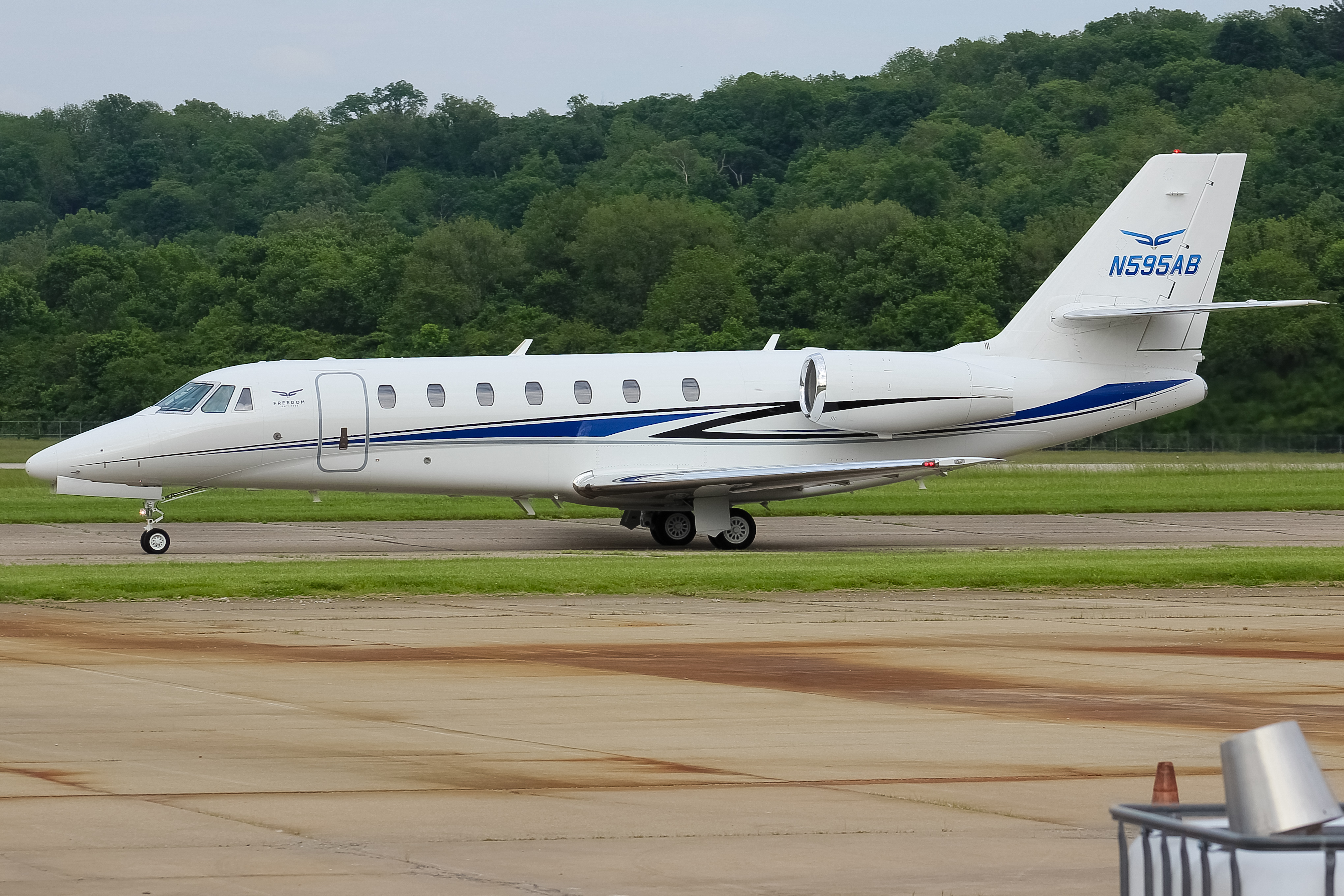 Full size: PRIVATE  Cessna 680 Citation Sovereign  N595AB at Cincinnati Municipal Airport/Lunken Field