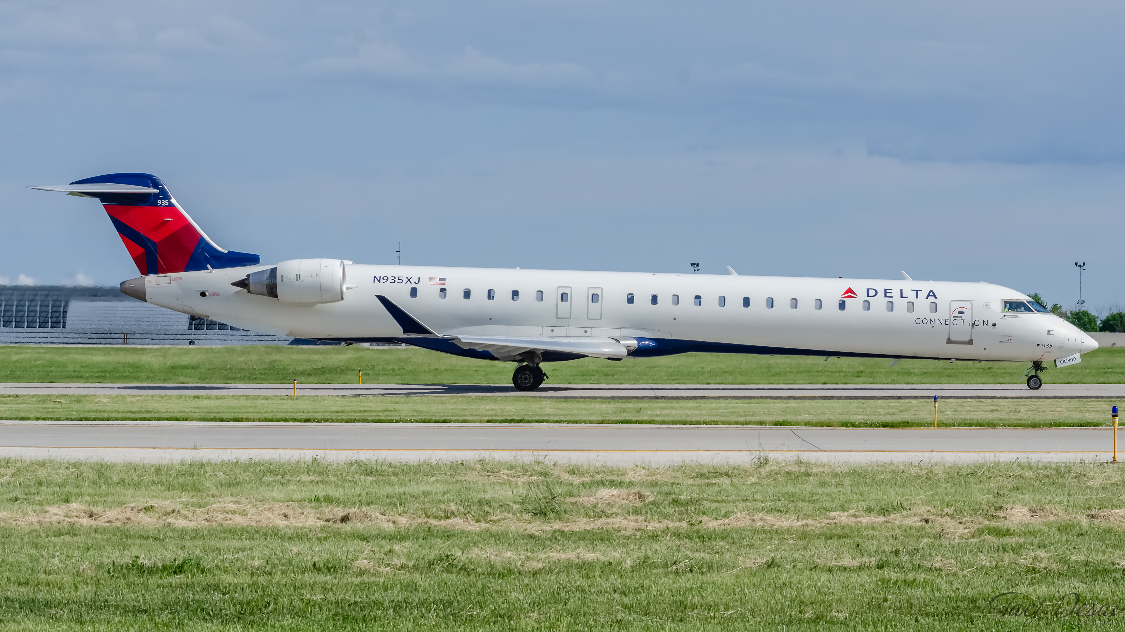Full size: Delta Connection Mitsubishi CRJ-900 N935XJ at General Mitchell International Airport