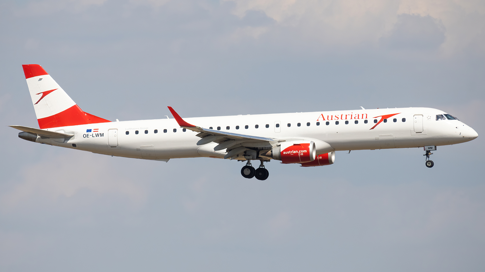 Full size: Austrian Airlines Embraer E195 OE-LWM at Vienna International Airport