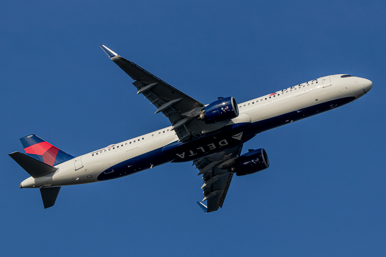 Full size: Delta Airlines Airbus A321-200 N580DT at Ronald Reagan National Airport