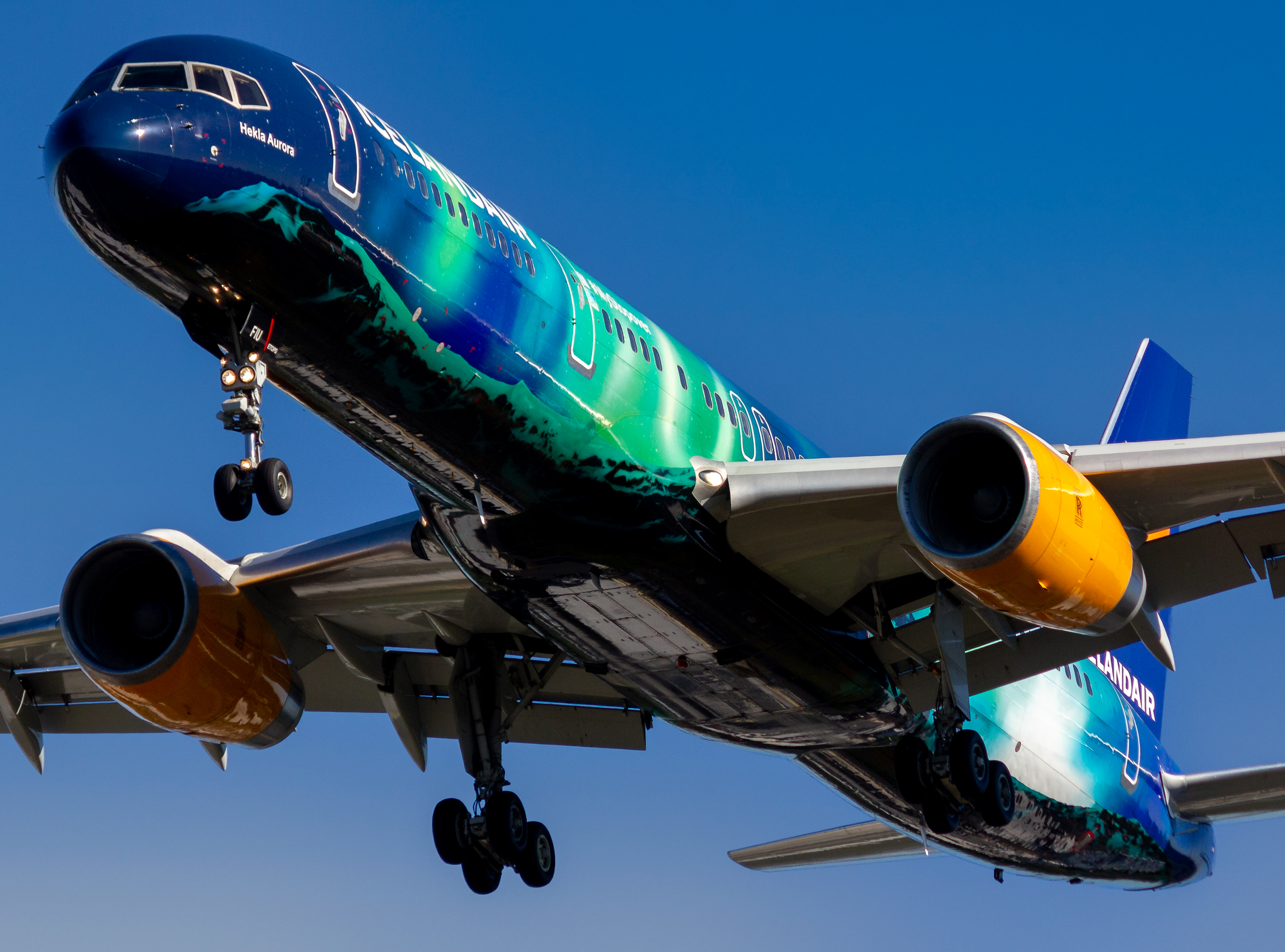 Full size: Icelandair  Boeing 757-200 TF-FIU at Seattle-Tacoma International Airport