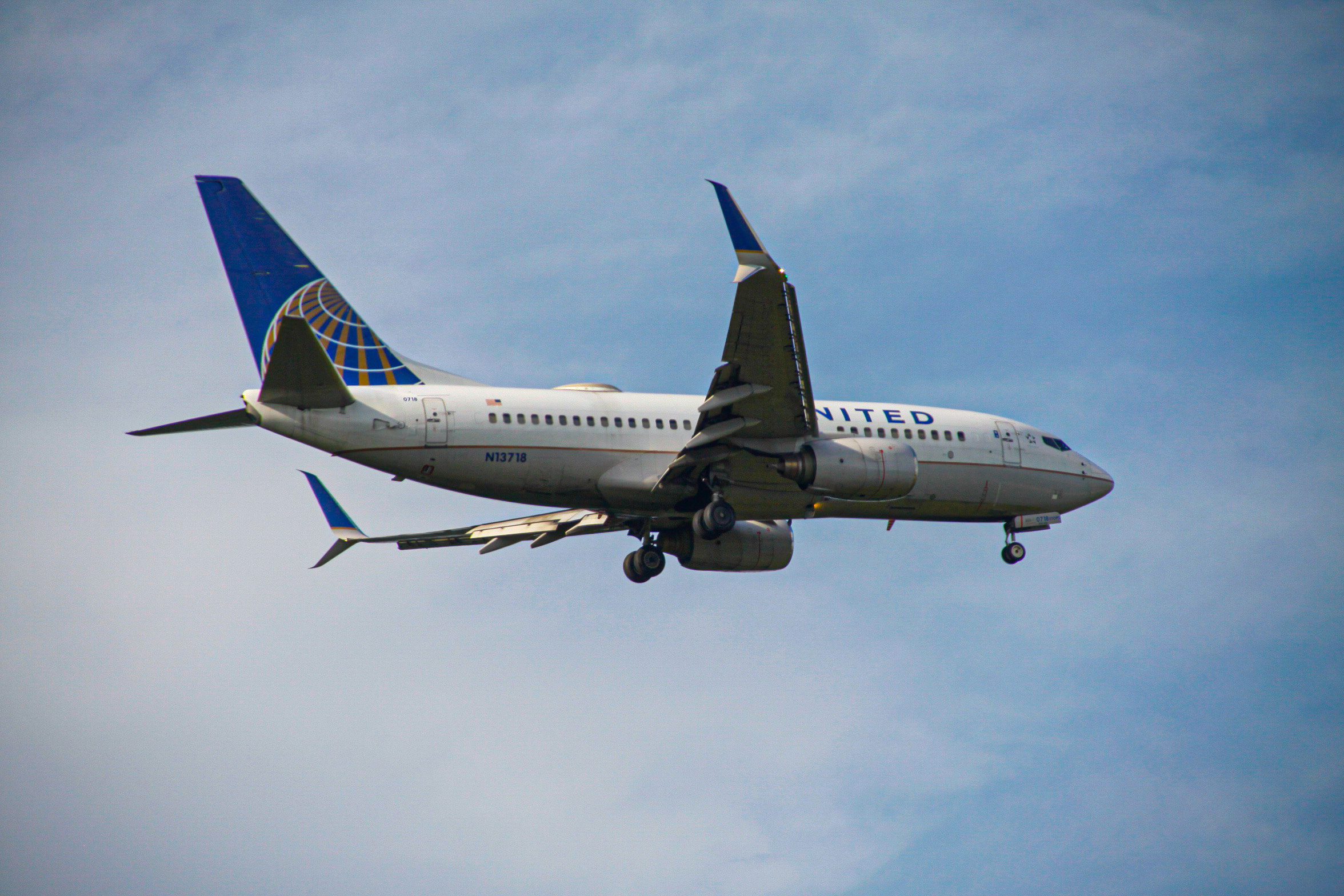 Full size: United Airlines Boeing 737-700 N13718 at Houston-George Bush Intercontinental Airport