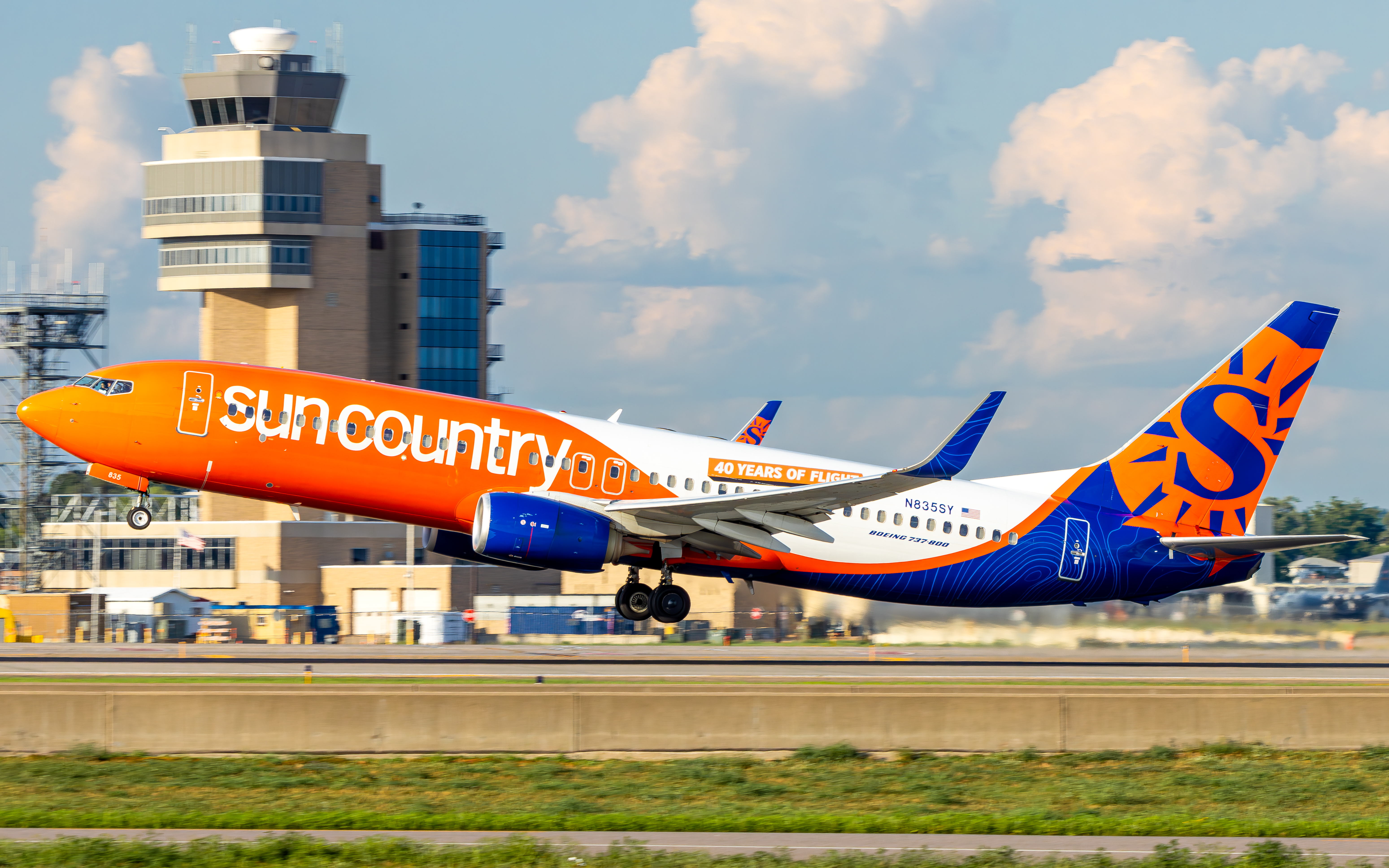 Full size: Sun Country Airlines Boeing 737-800 N835SY at Minneapolis-St Paul International/Wold-Chamberlain Airport