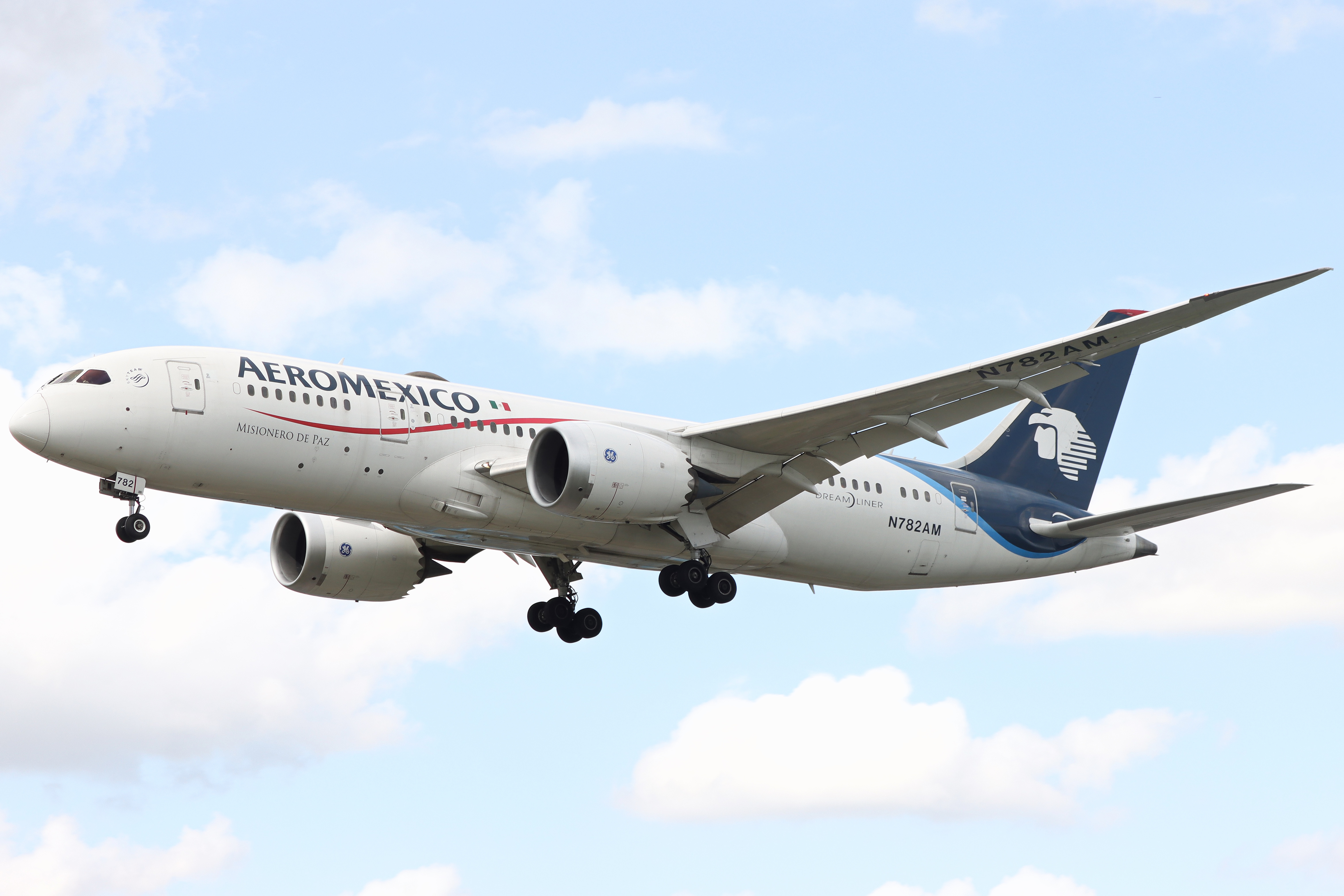 Full size: Aeromexico Boeing 787-8 N782AM at London Heathrow International Airport