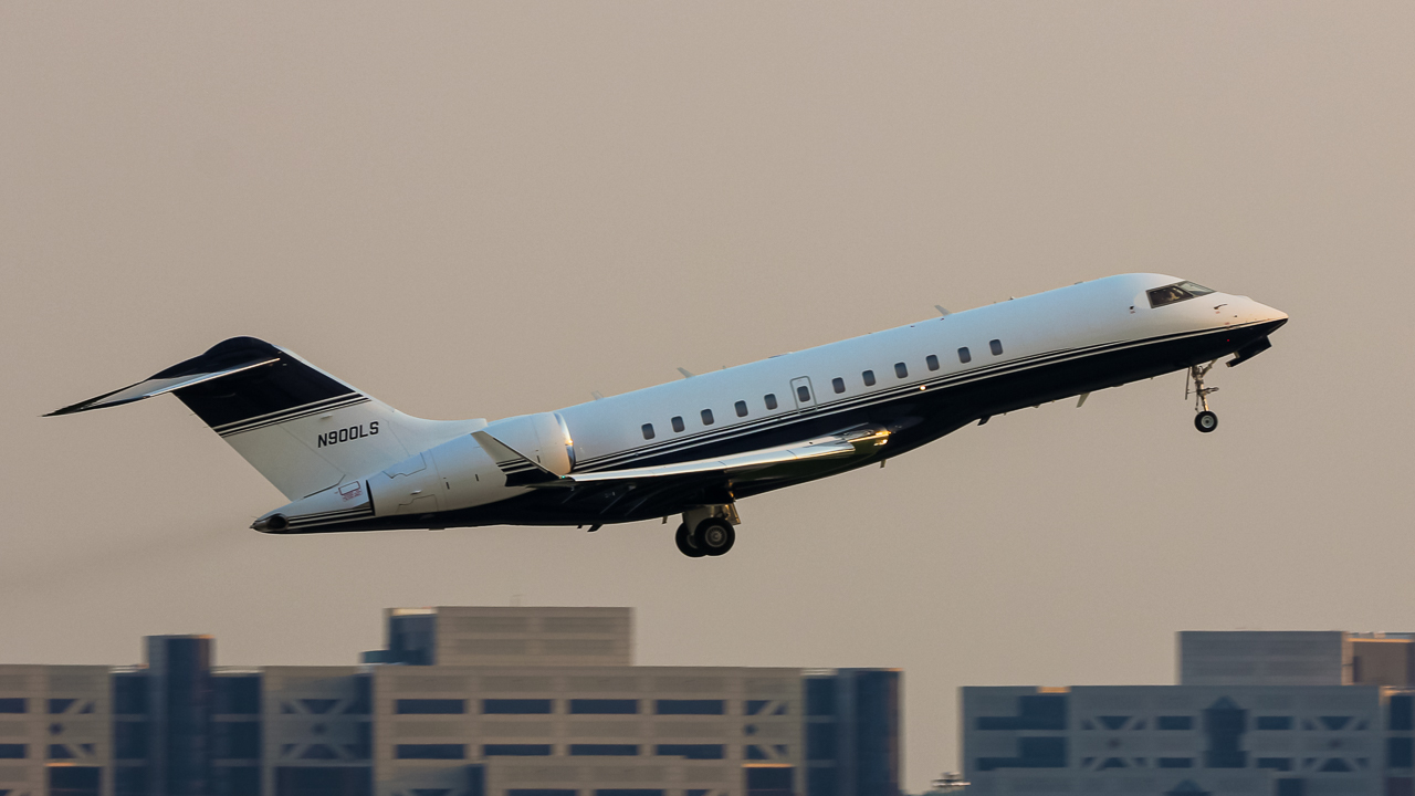Full size: PRIVATE Bombardier Global 6000 N900LS at John Glenn Columbus International Airport