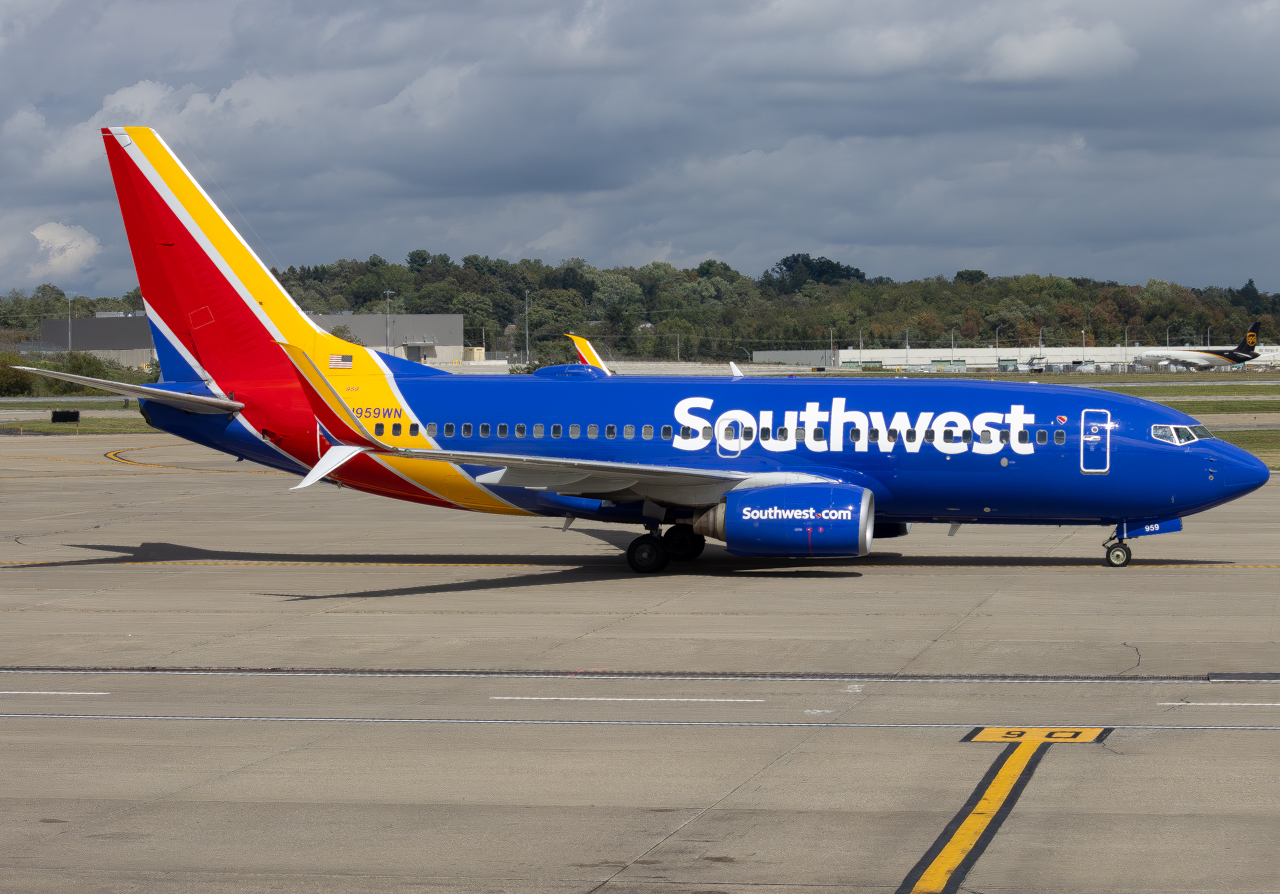 Full size: Southwest Airlines Boeing 737-700 N959WN at Pittsburgh International Airport