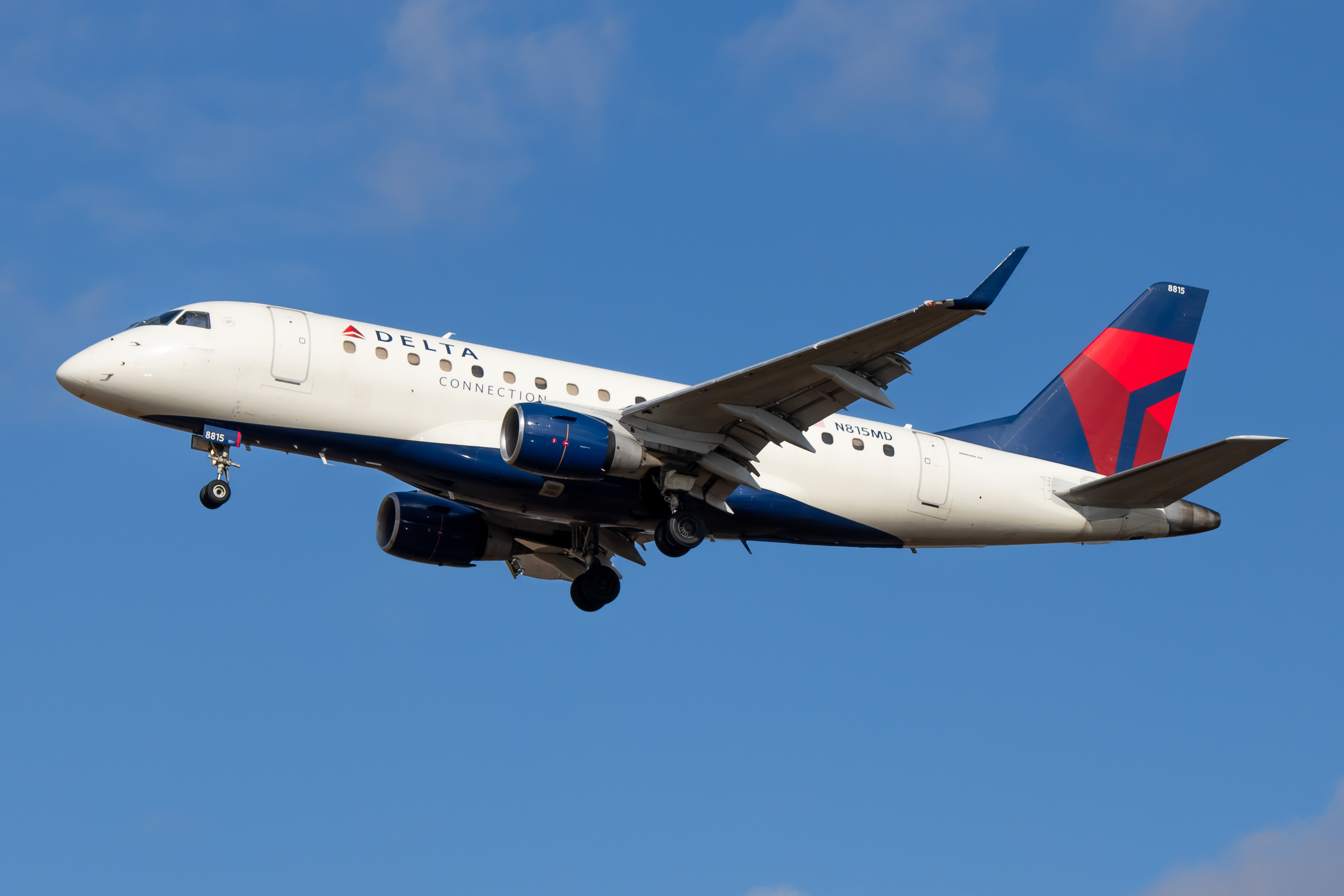 Full size: Delta Connection Embraer E170 N815MD at Philadelphia International Airport
