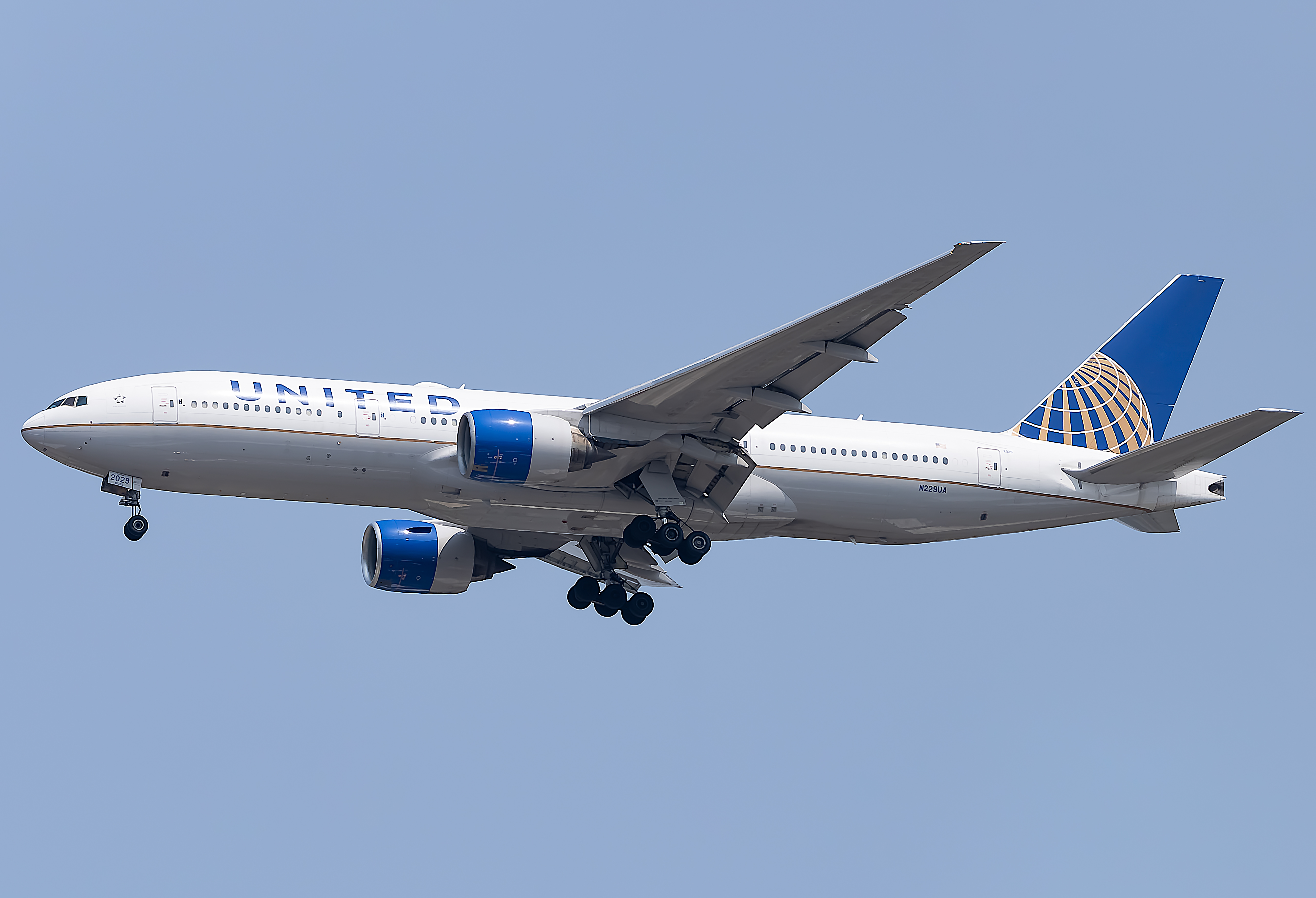 Full size: United Airlines Boeing 777-200 N229UA at Washington Dulles International Airport