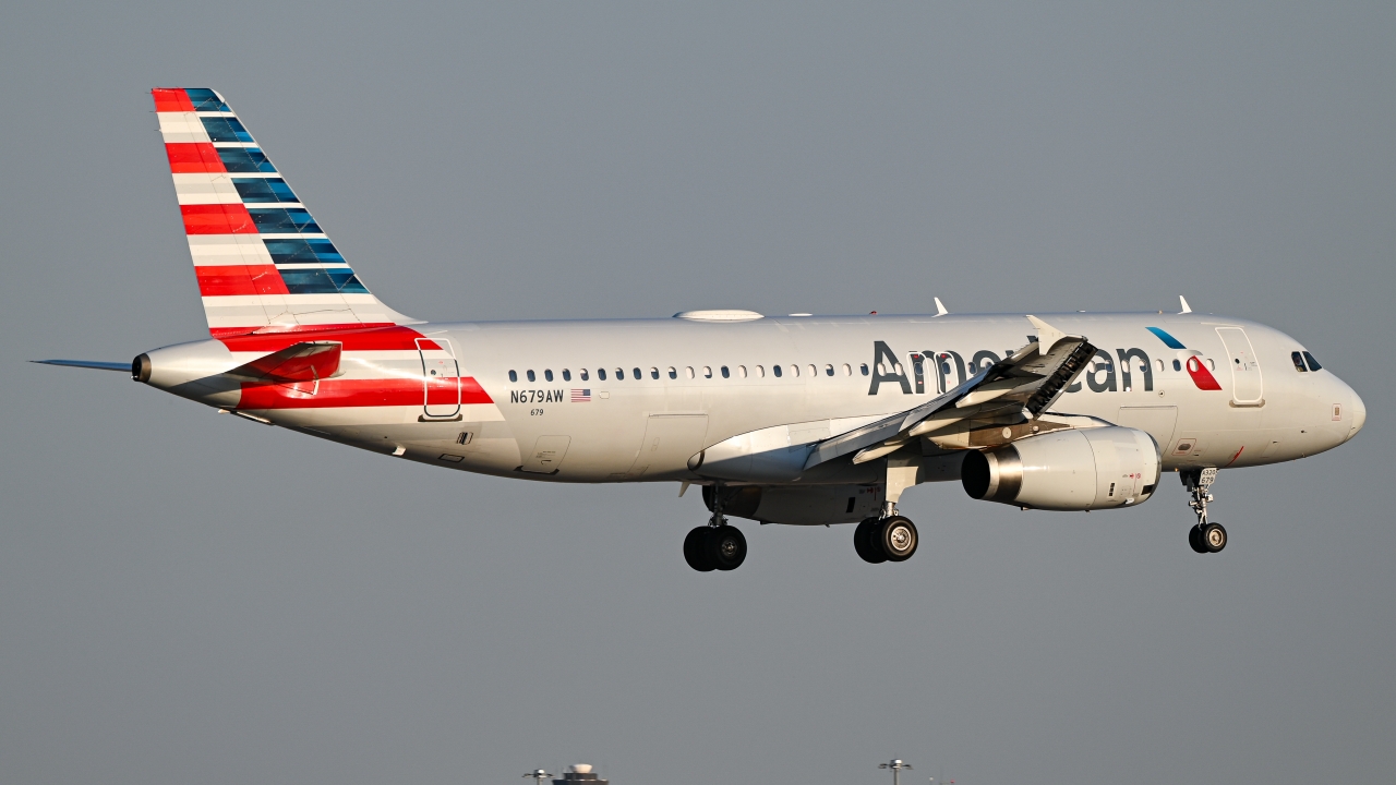Full size: American Airlines Airbus A320 N769AW at Dallas-Fort Worth International Airport