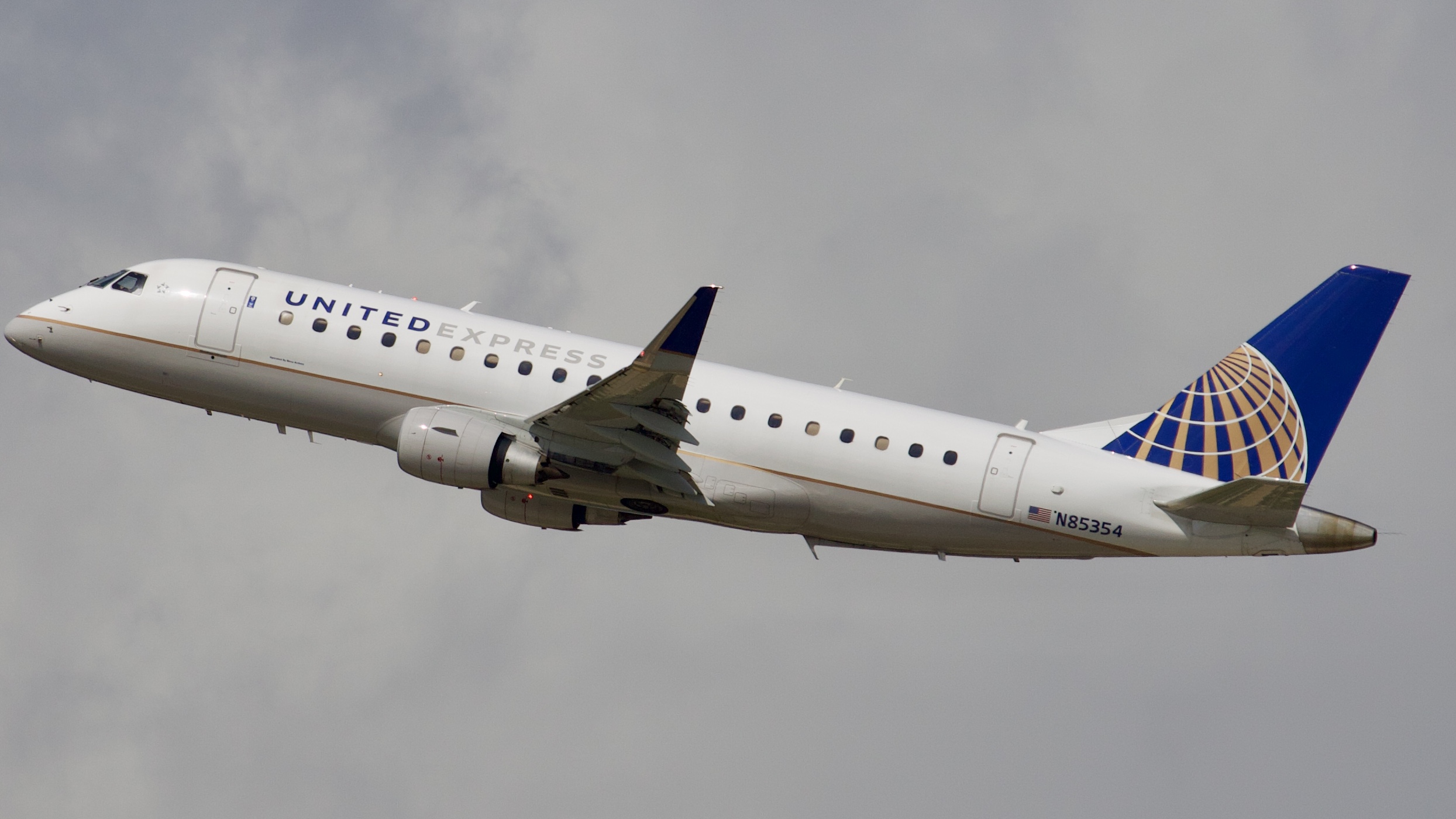 Full size: United Express Embraer E175 N85354 at Houston-George Bush Intercontinental Airport