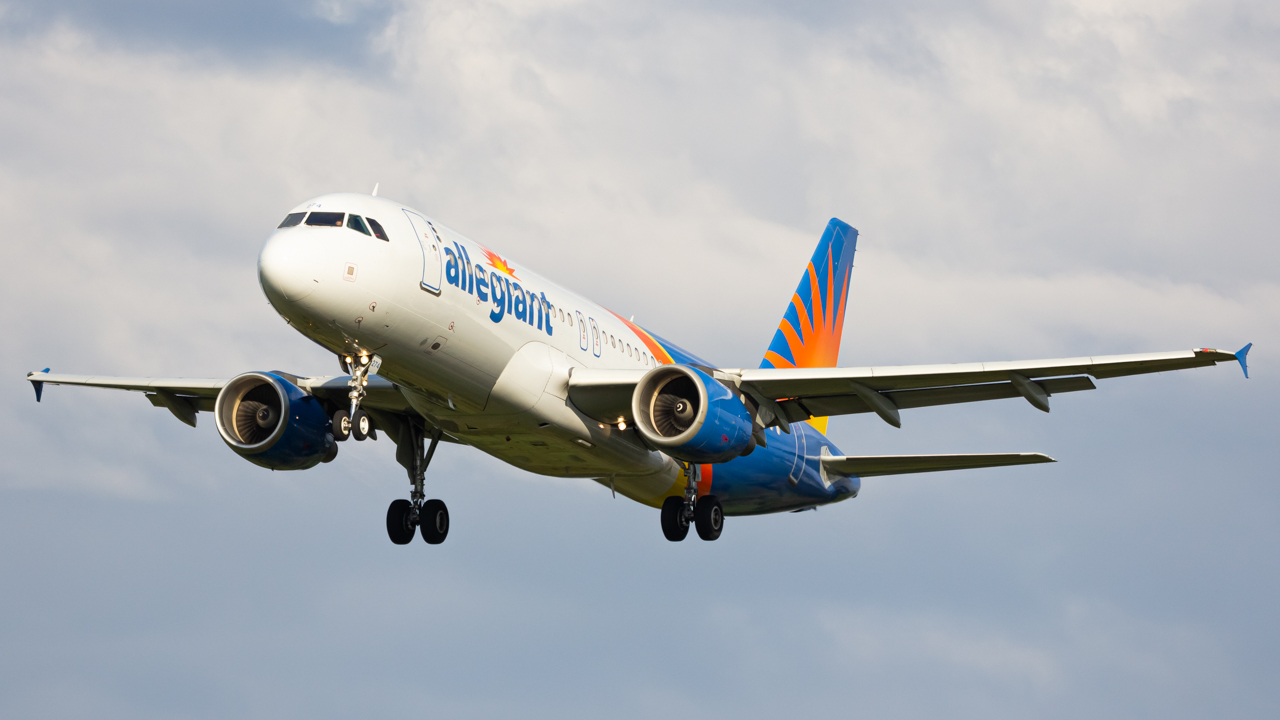 Full size: Allegiant Air Airbus A320 N274NV at John Glenn Columbus International Airport
