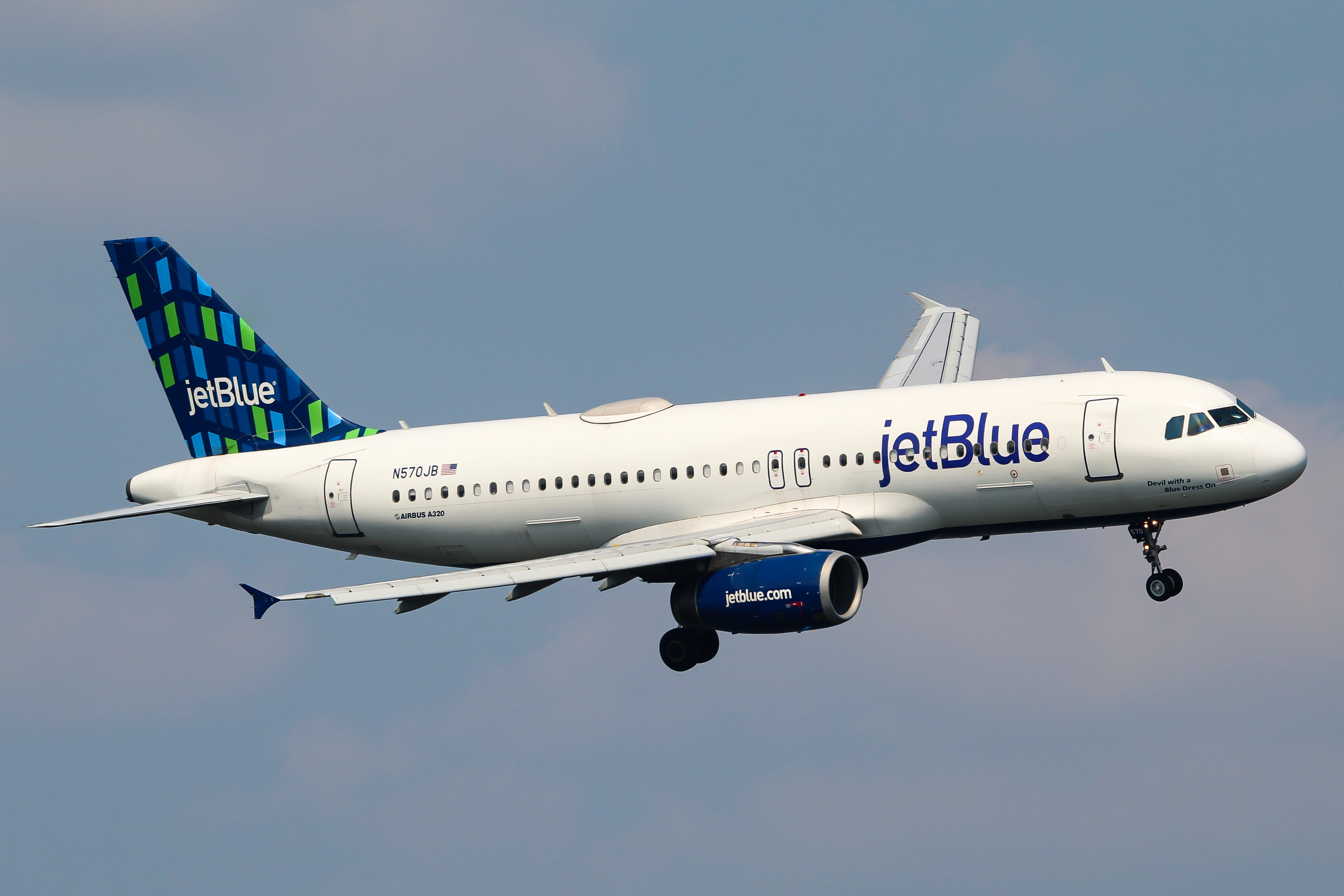 Full size: JetBlue Airways Airbus A320 N570JB at Ronald Reagan National Airport