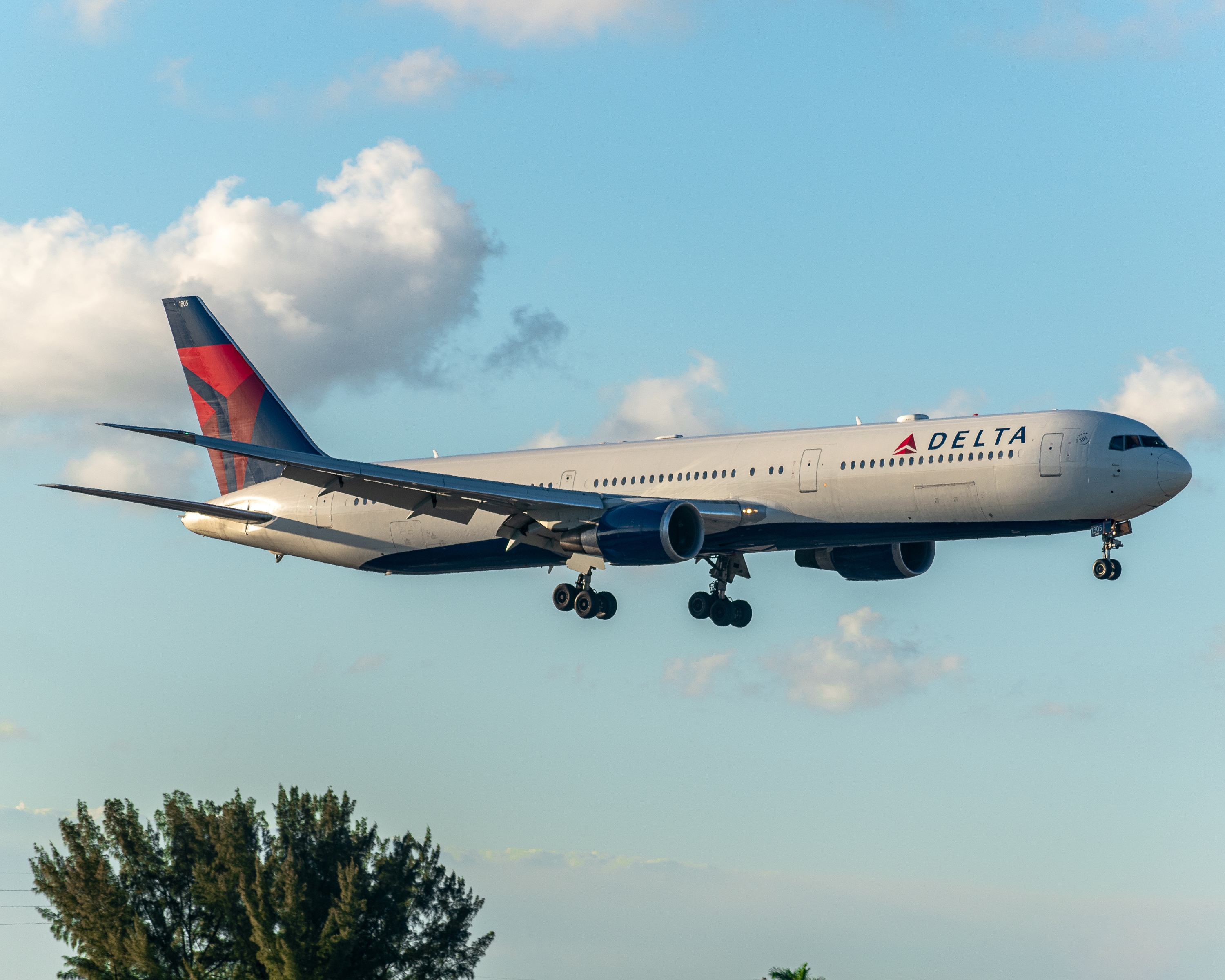 Full size: Delta Airlines Boeing 767-400ER N829MH at Fort Lauderdale/Hollywood International Airport