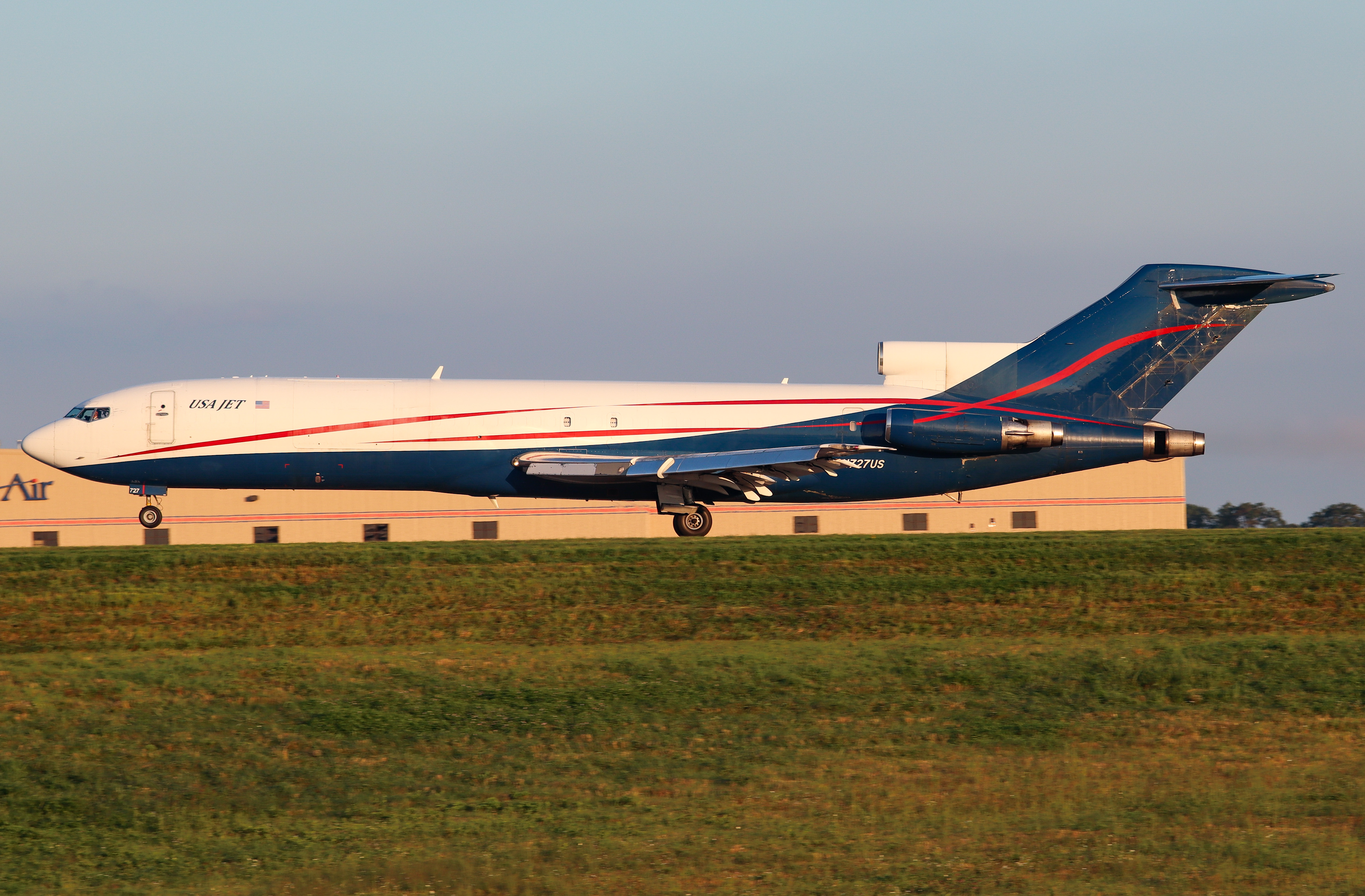 Full size: USA Jet Airlines Boeing 727-200 N727US at Blue Grass Airport