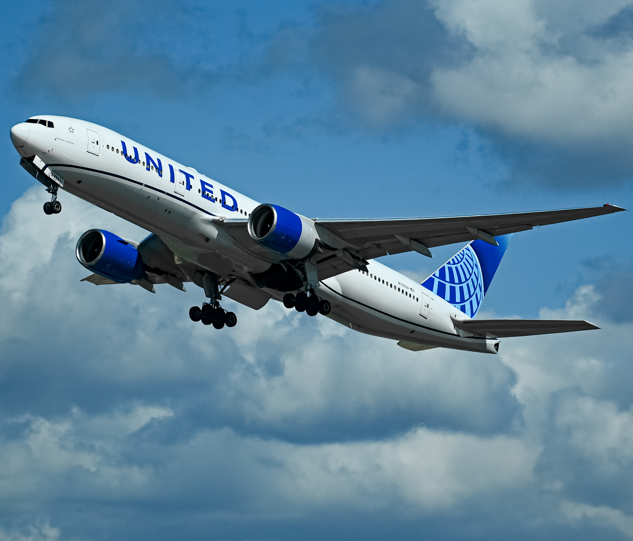 Full size: United Airlines Boeing 777-200 N769UA at San Diego International Airport