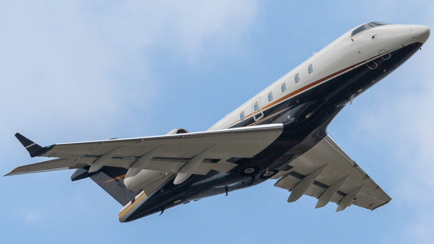 Full size: FlexJet  Bombardier Challenger 300 N536FX at Houston-George Bush Intercontinental Airport