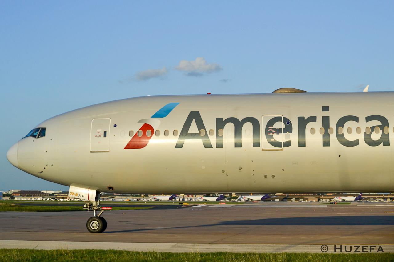 Full size: American Airlines Boeing 777-300ER N722AN at Dallas-Fort Worth International Airport