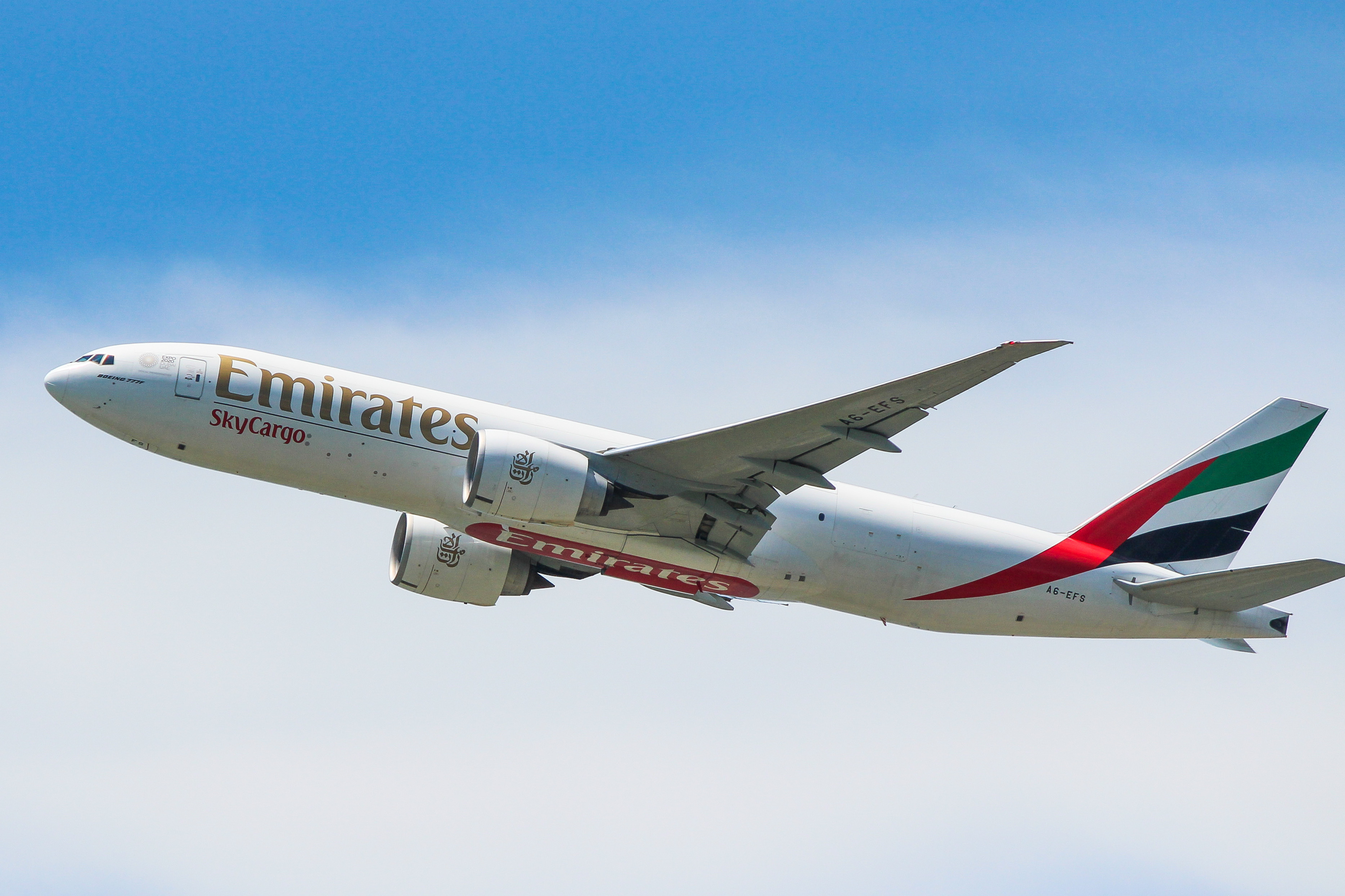 Full size: Emirates  Boeing 777-200 A6-EFS at Hong Kong International Airport
