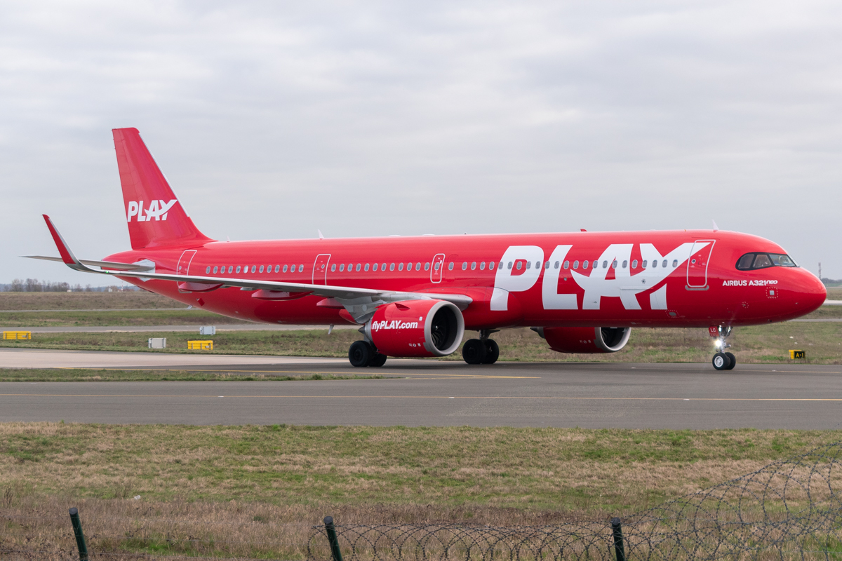 Full size: Play Airbus A321NEO TF-PLC at Paris Charles de Gaulle Airport