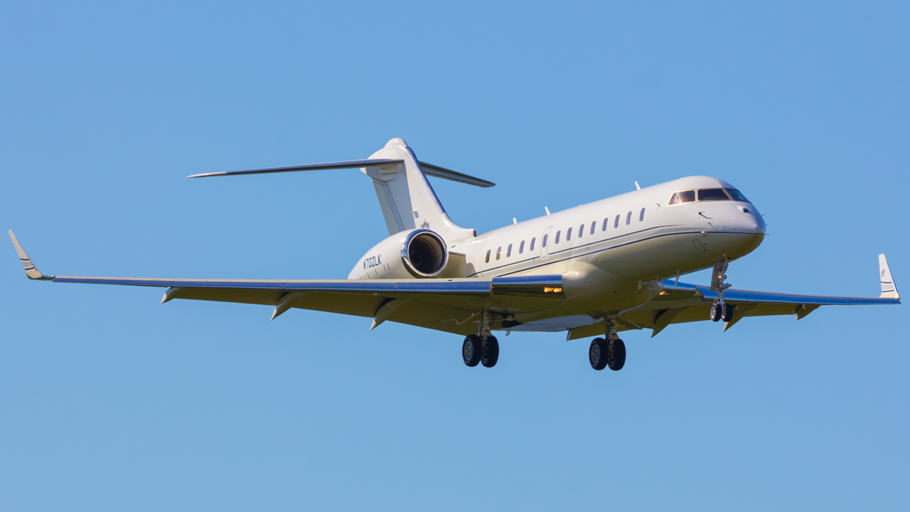Full size: PRIVATE Bombardier Global 5000 N702LK at Naples Municipal Airport