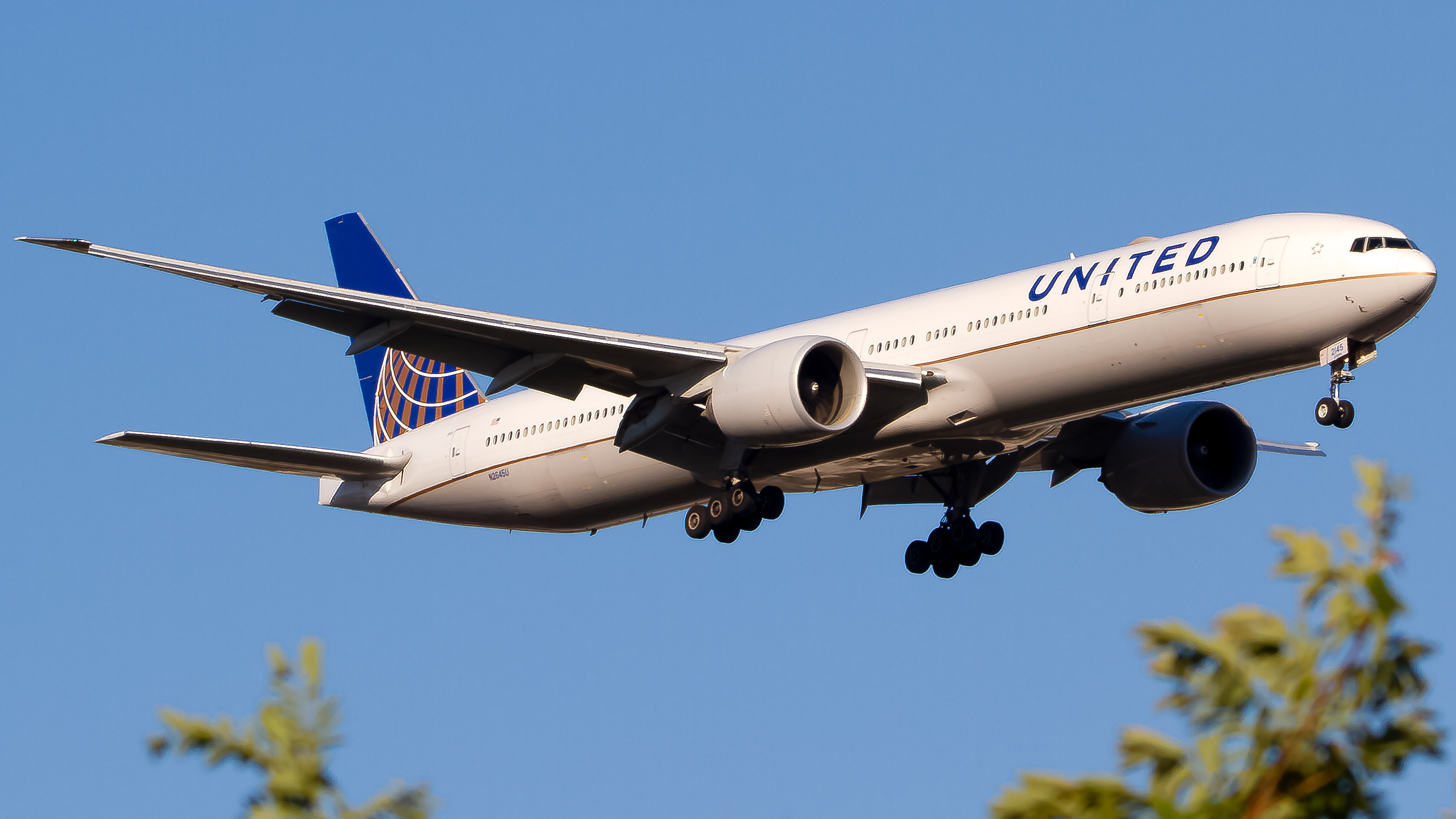 Full size: United Airlines Boeing 777-300ER N2645U at Washington Dulles International Airport