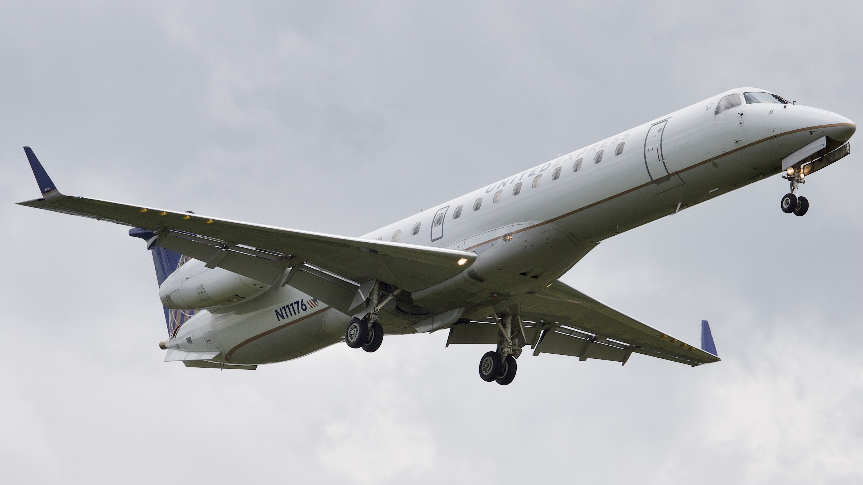 Full size: United Express Embraer ERJ145 N11176 at Houston-George Bush Intercontinental Airport
