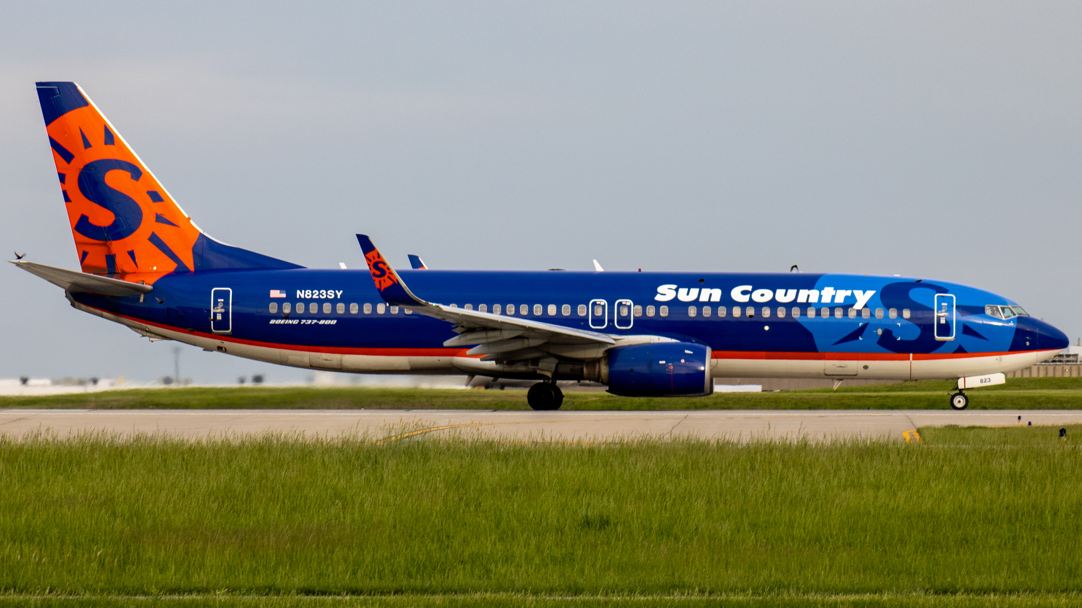 Full size: Sun Country Airlines Boeing 737-800 N823SY at Indianapolis International Airport