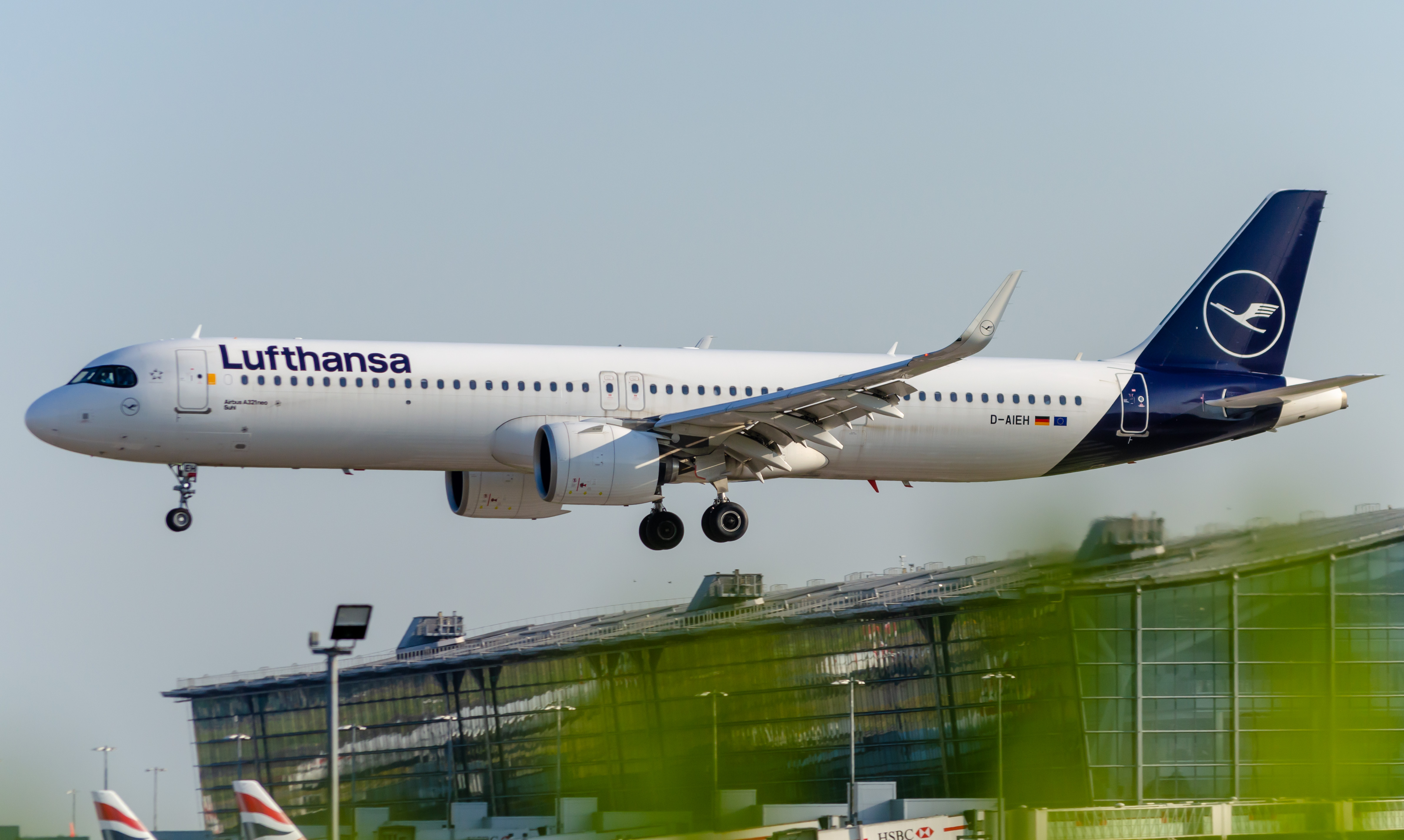 Full size: Lufthansa Airbus A321NEO D-AIEH  at London Heathrow International Airport