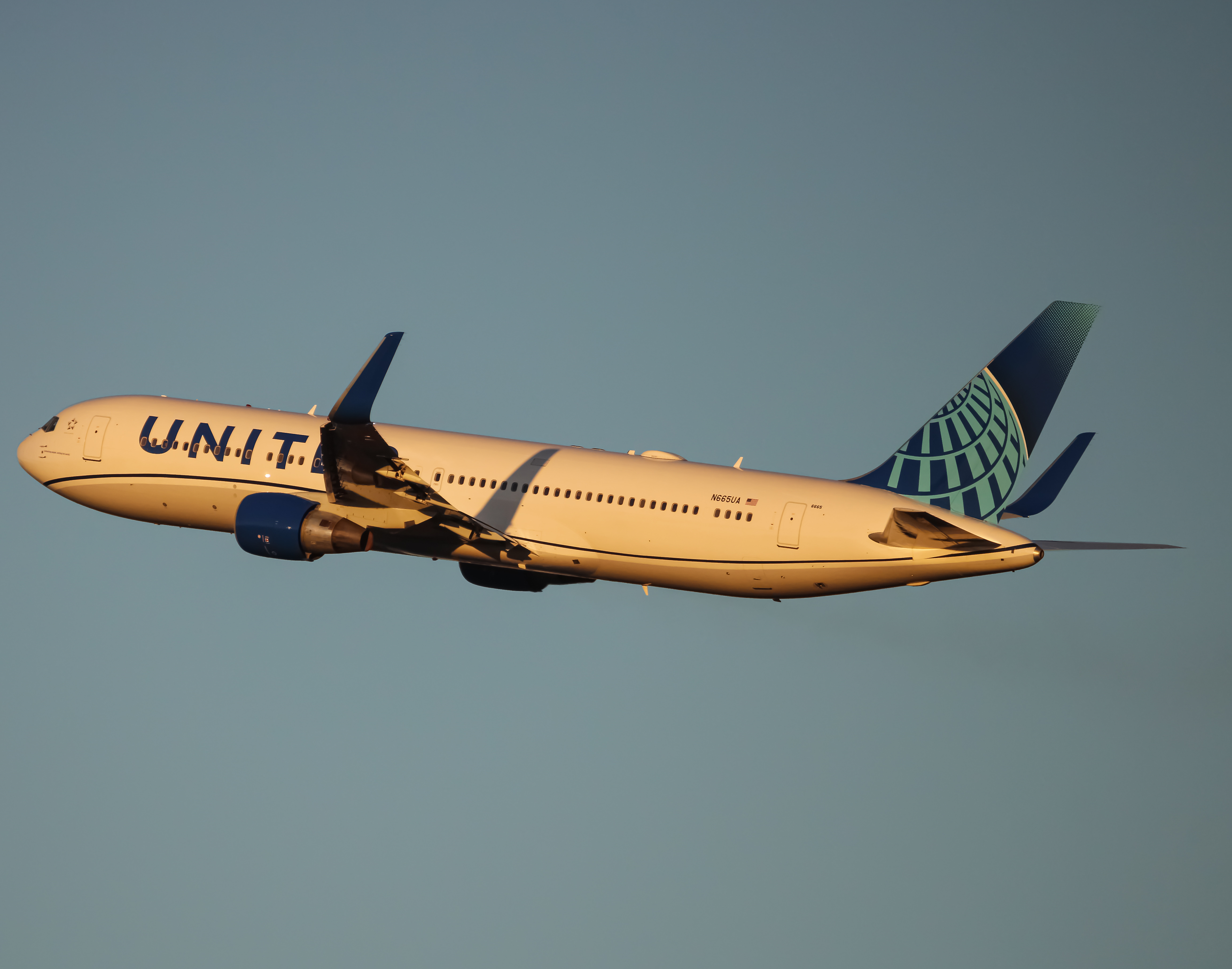 Full size: United Airlines Boeing 767-300 N665UA at Washington Dulles International Airport