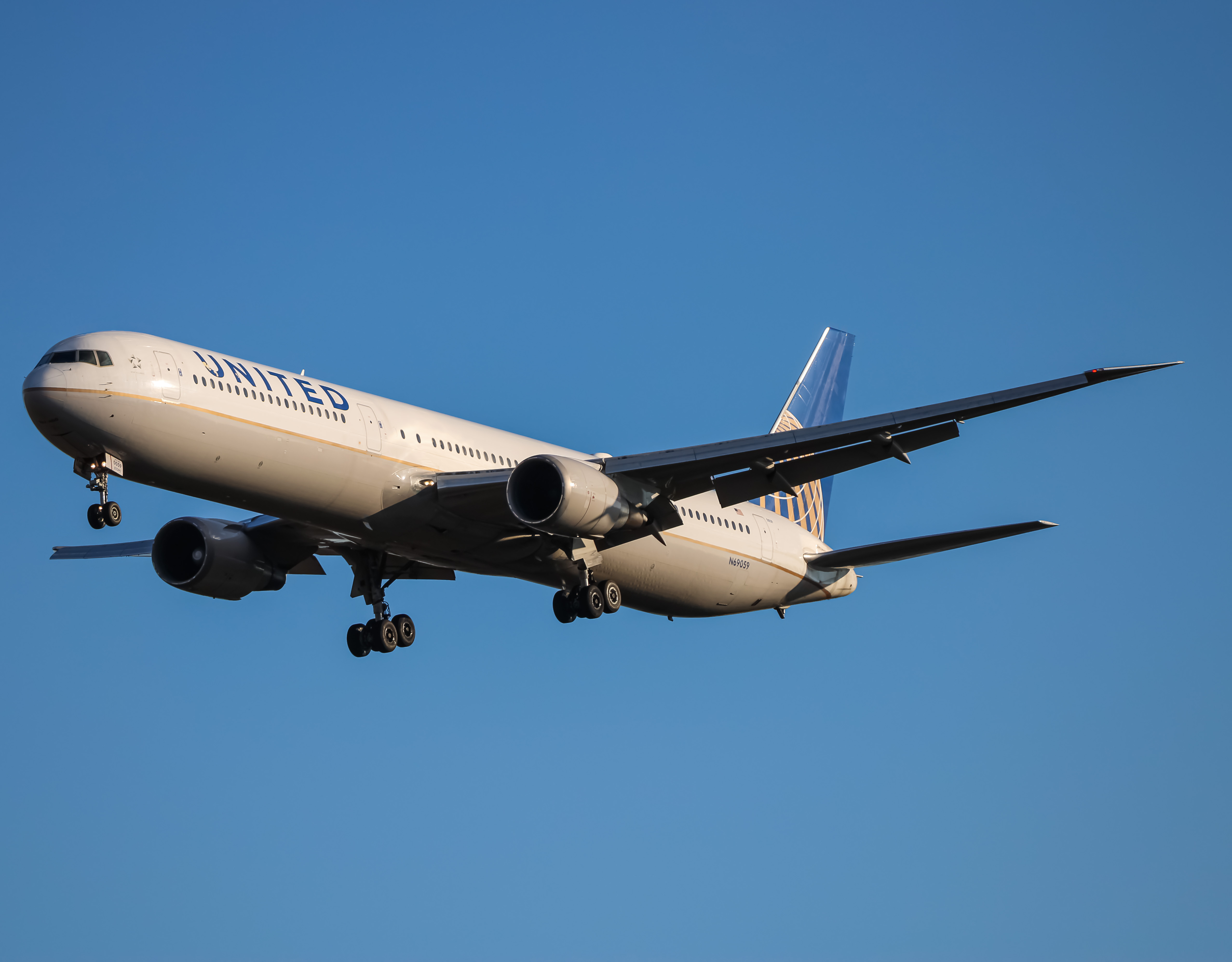 Full size: United Airlines Boeing 767-400ER N69059 at Washington Dulles International Airport