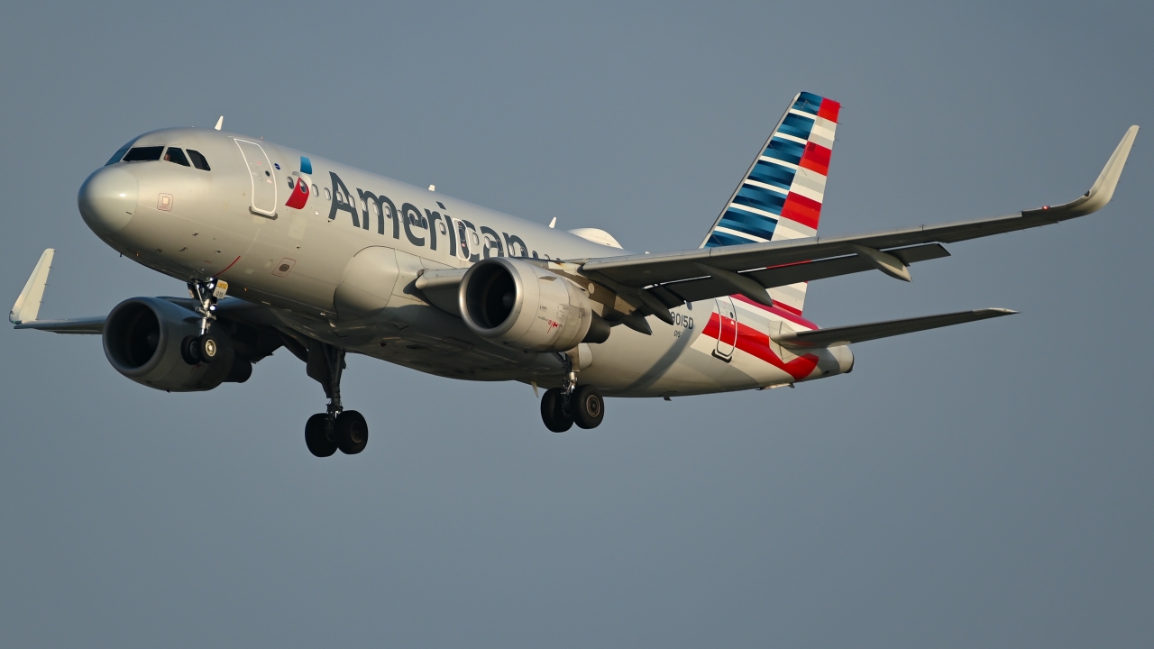 Full size: American Airlines Airbus A319 N9015D at Dallas-Fort Worth International Airport