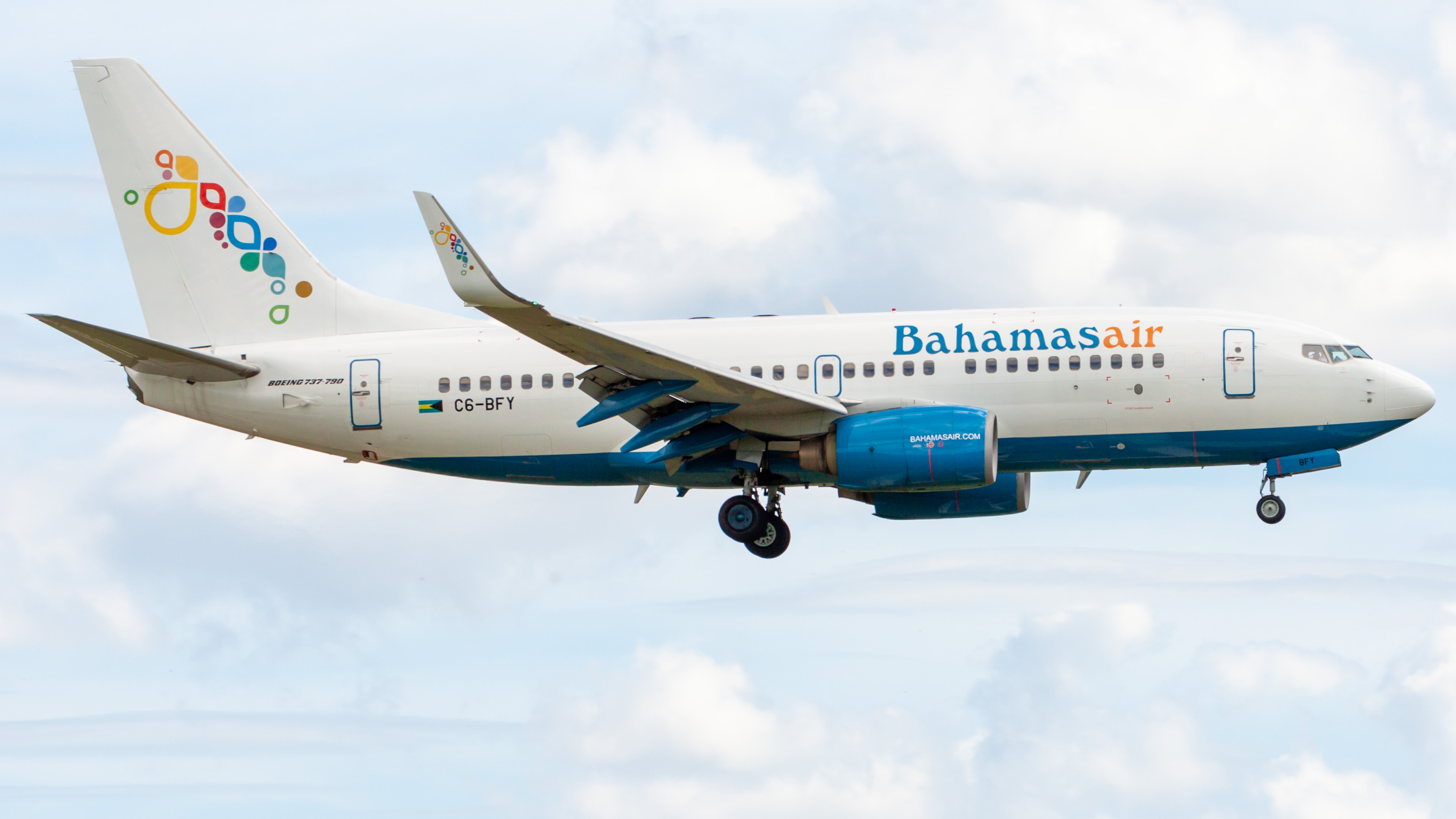Full size: Bahamasair Boeing 737-700 C6-BFY at Orlando International Airport