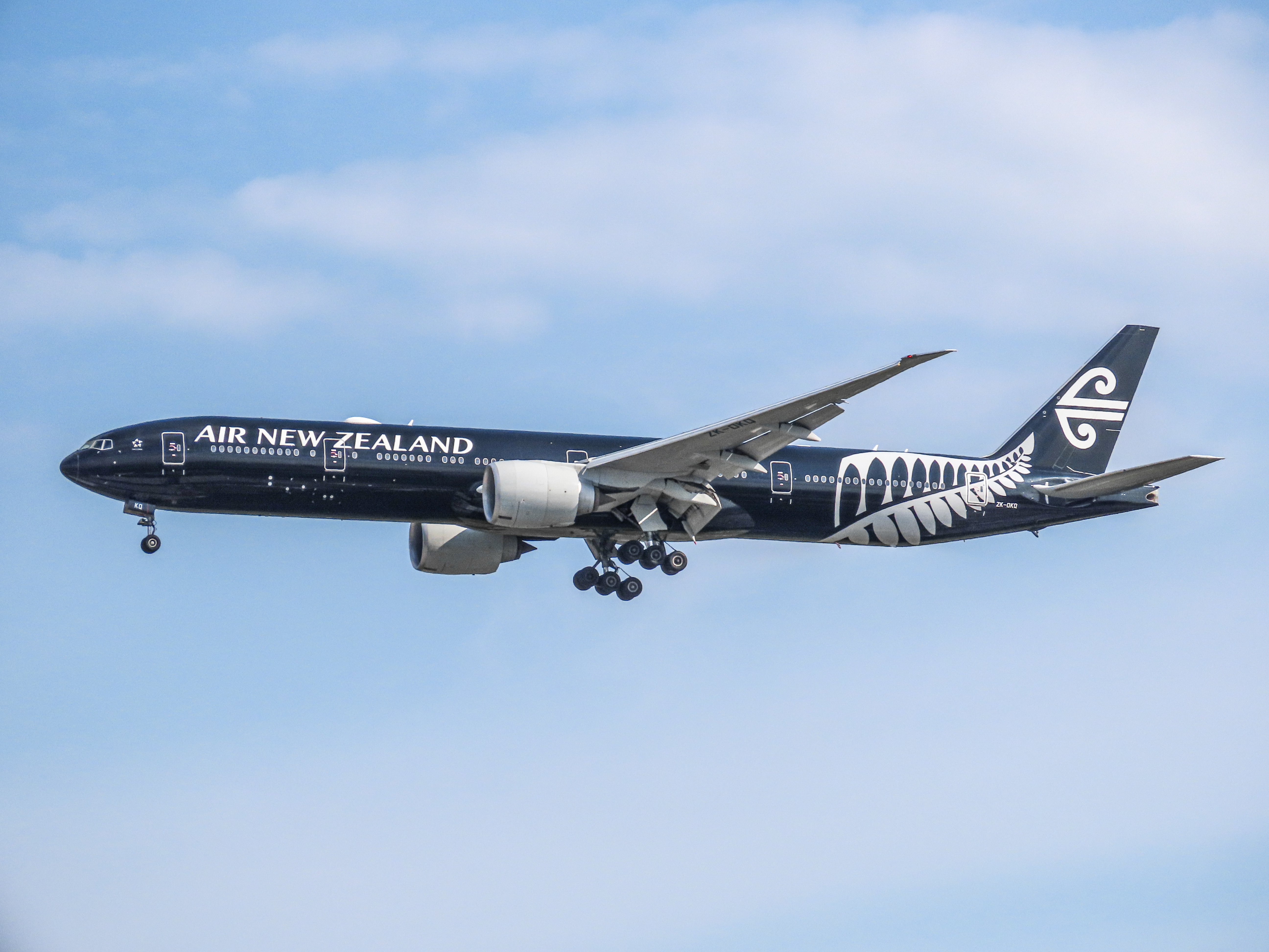 Full size: Air New Zealand Boeing 777-300ER ZK-OKQ at Singapore-Changi Airport