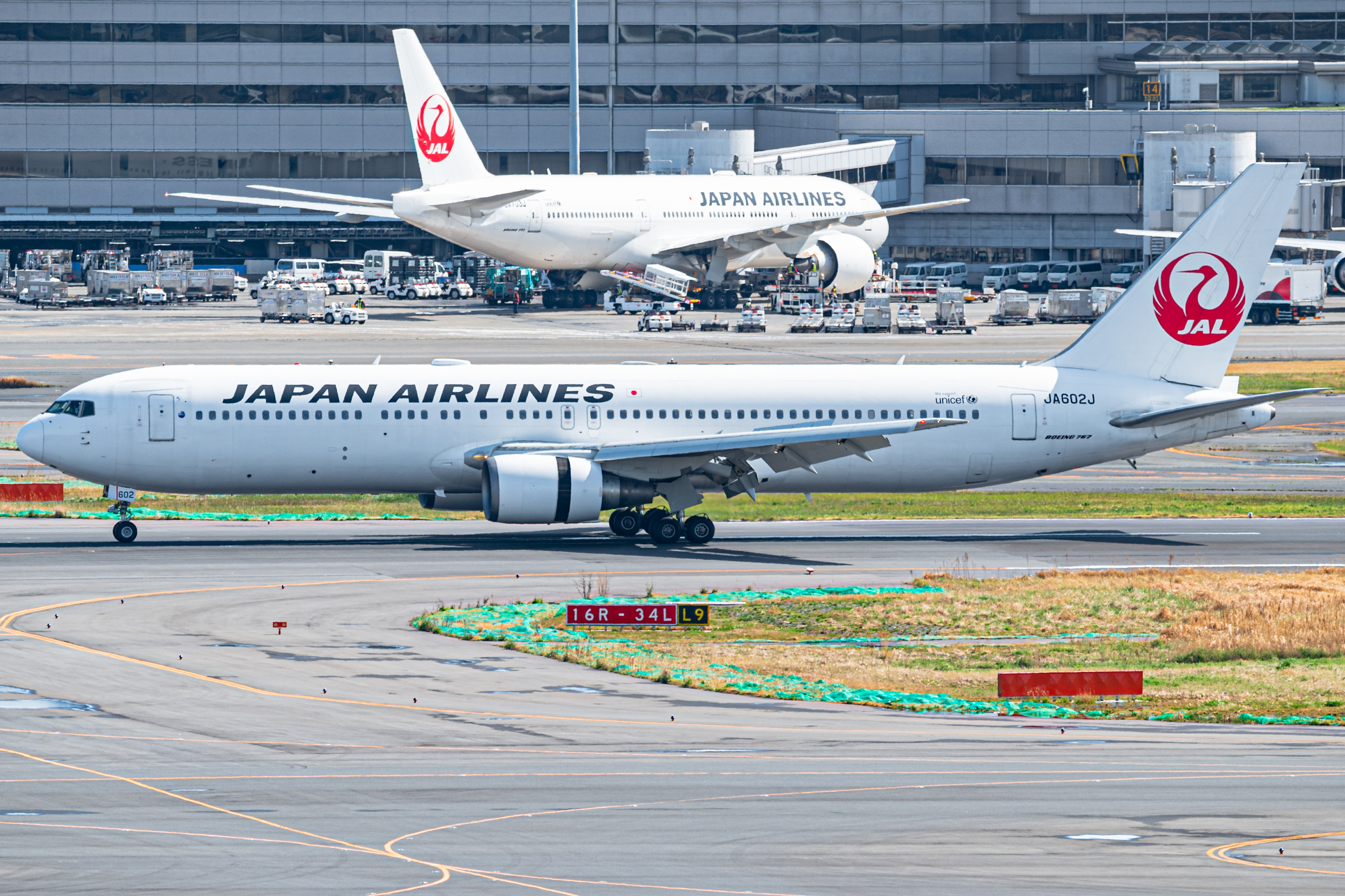 Full size: Japan Airlines Boeing 767-300ER JA602J at Tokyo-Haneda Airport